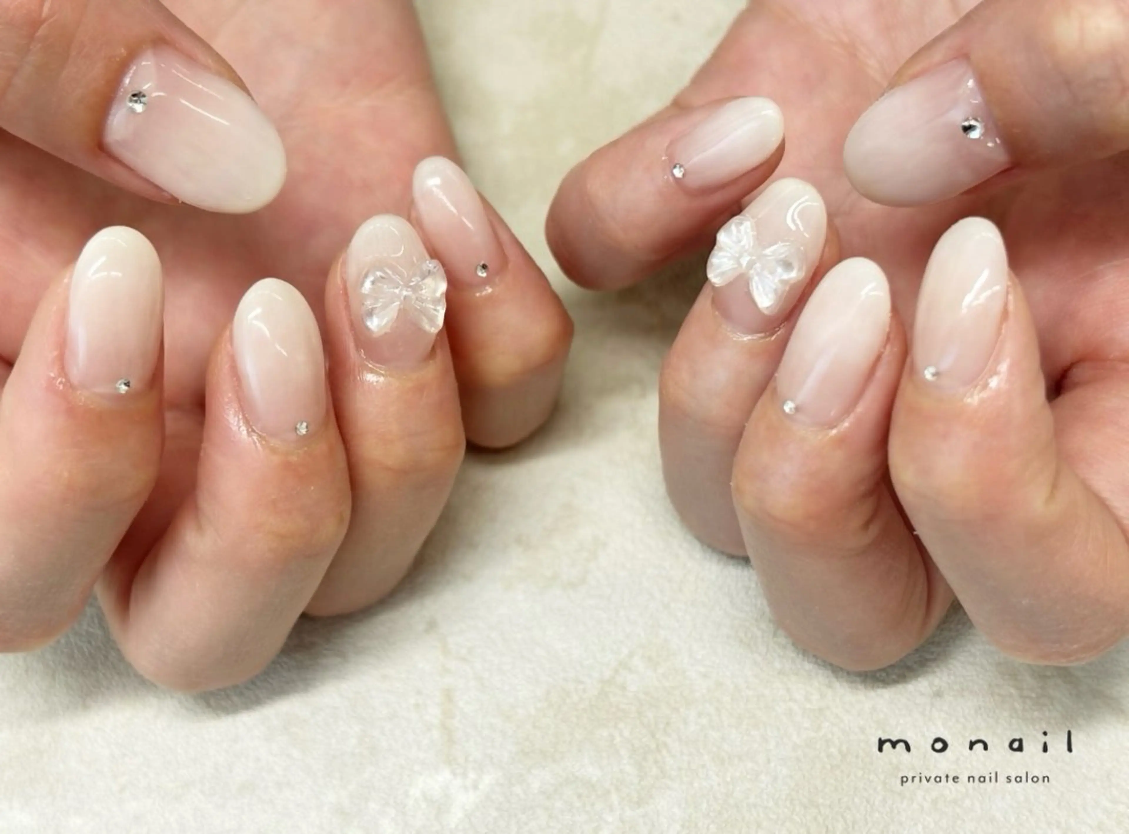 ネイル リボン ストーンネイル ホワイト ハンドネイル nail salon monailのネイルデザイン