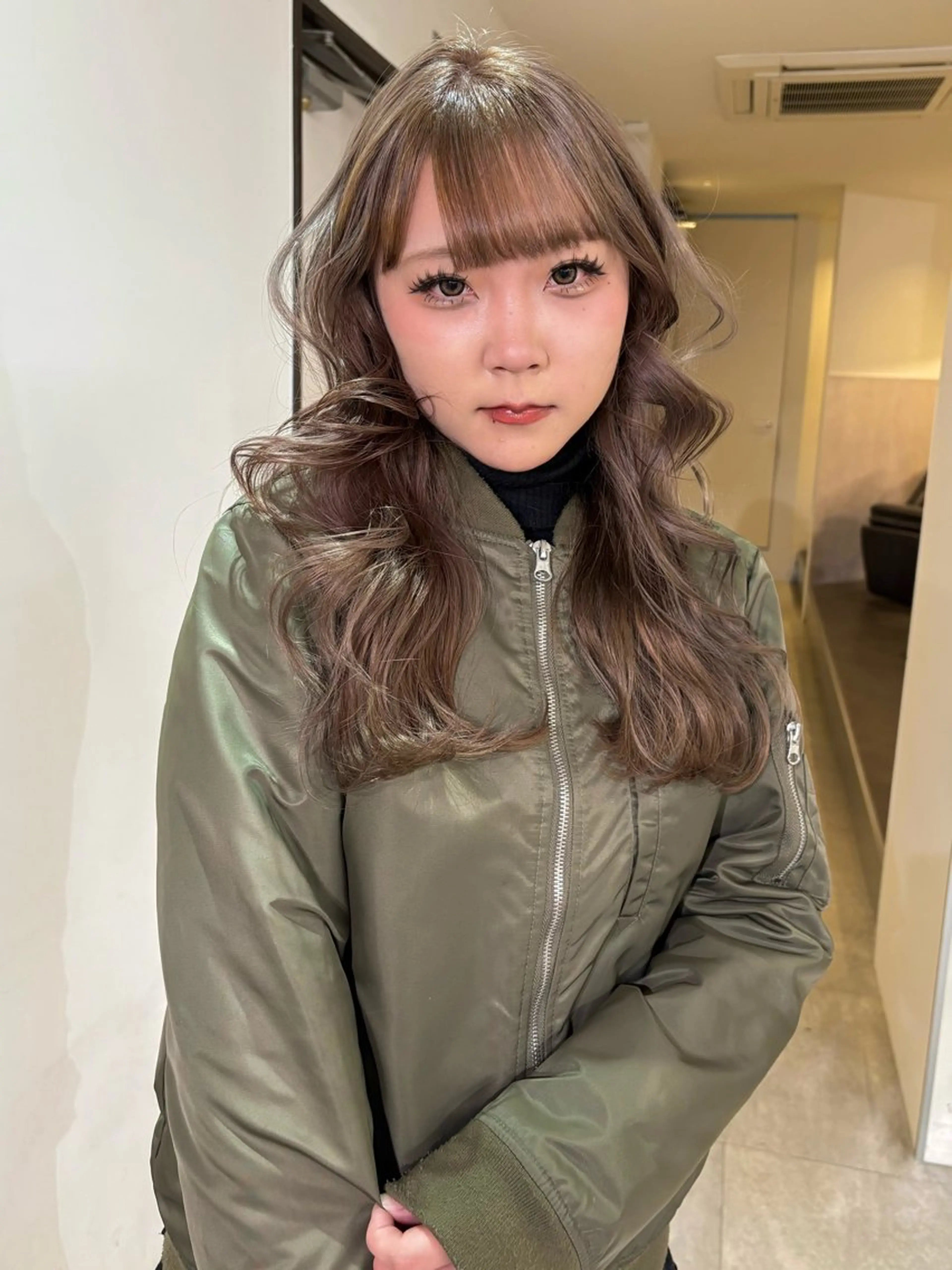 ロング カラー ベージュカラー ブリーチ ヘアカラー ユナ/ボブカット ベージュのヘアスタイル