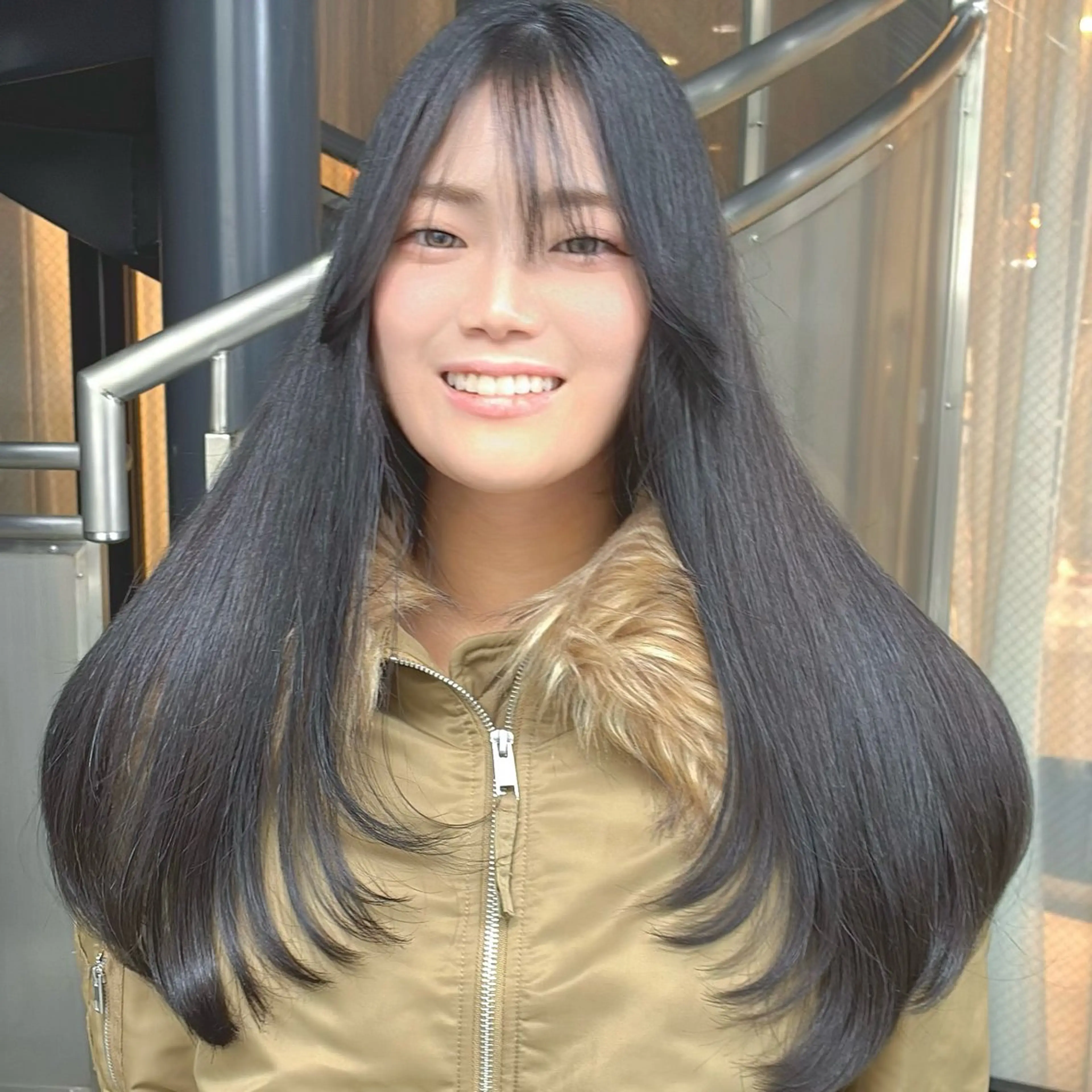 ロング アッシュ レイヤーカット ロング カット ヘアカラー calna 古賀 菜摘のヘアスタイル