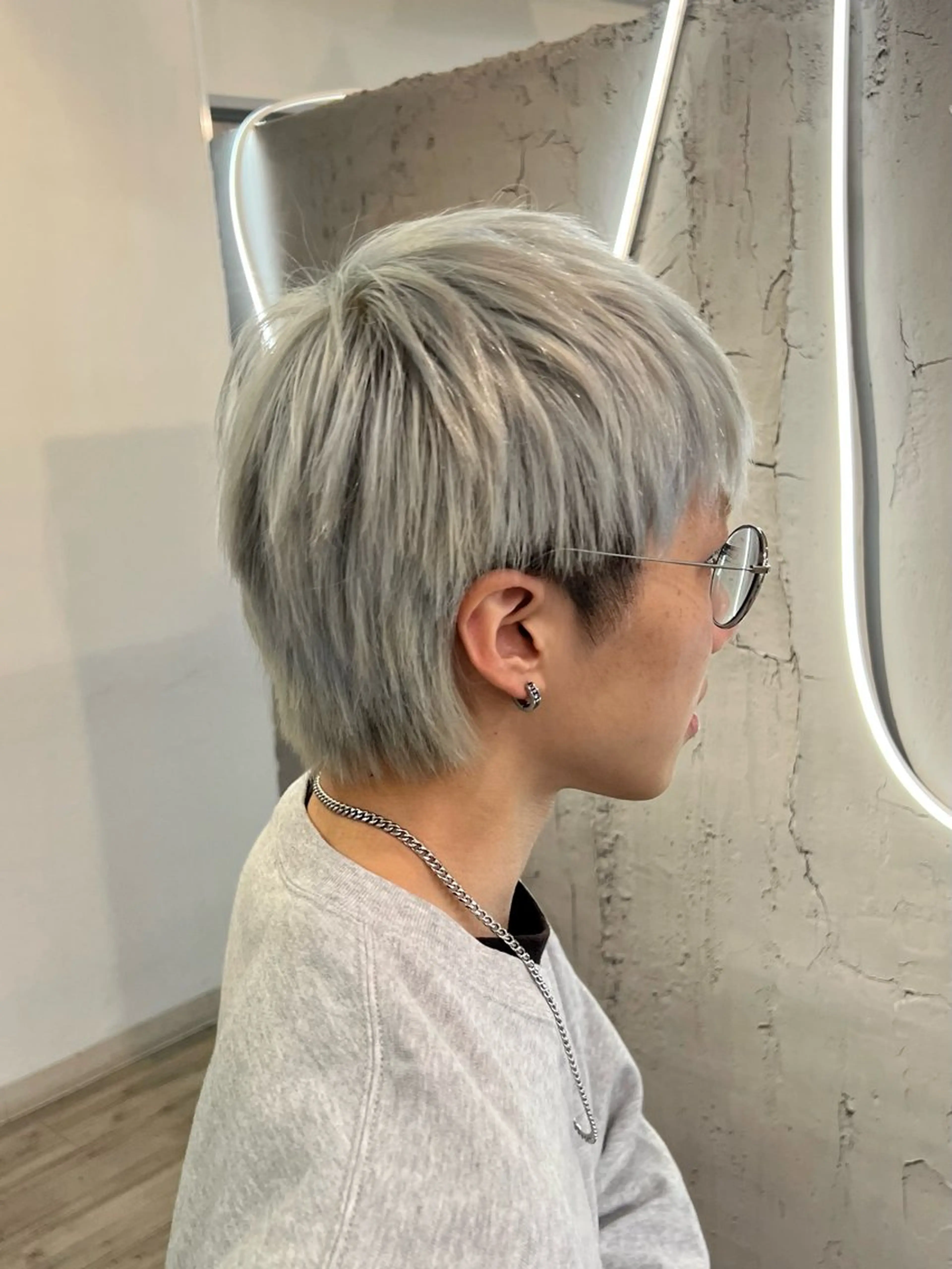 カラー メンズ メンズショート メンズウルフカット 透明感カラー シルバー ホワイトシルバー カット ヘアカラー トリートメント いぐちしょうた🫧 VISAGEbaskのヘアスタイル