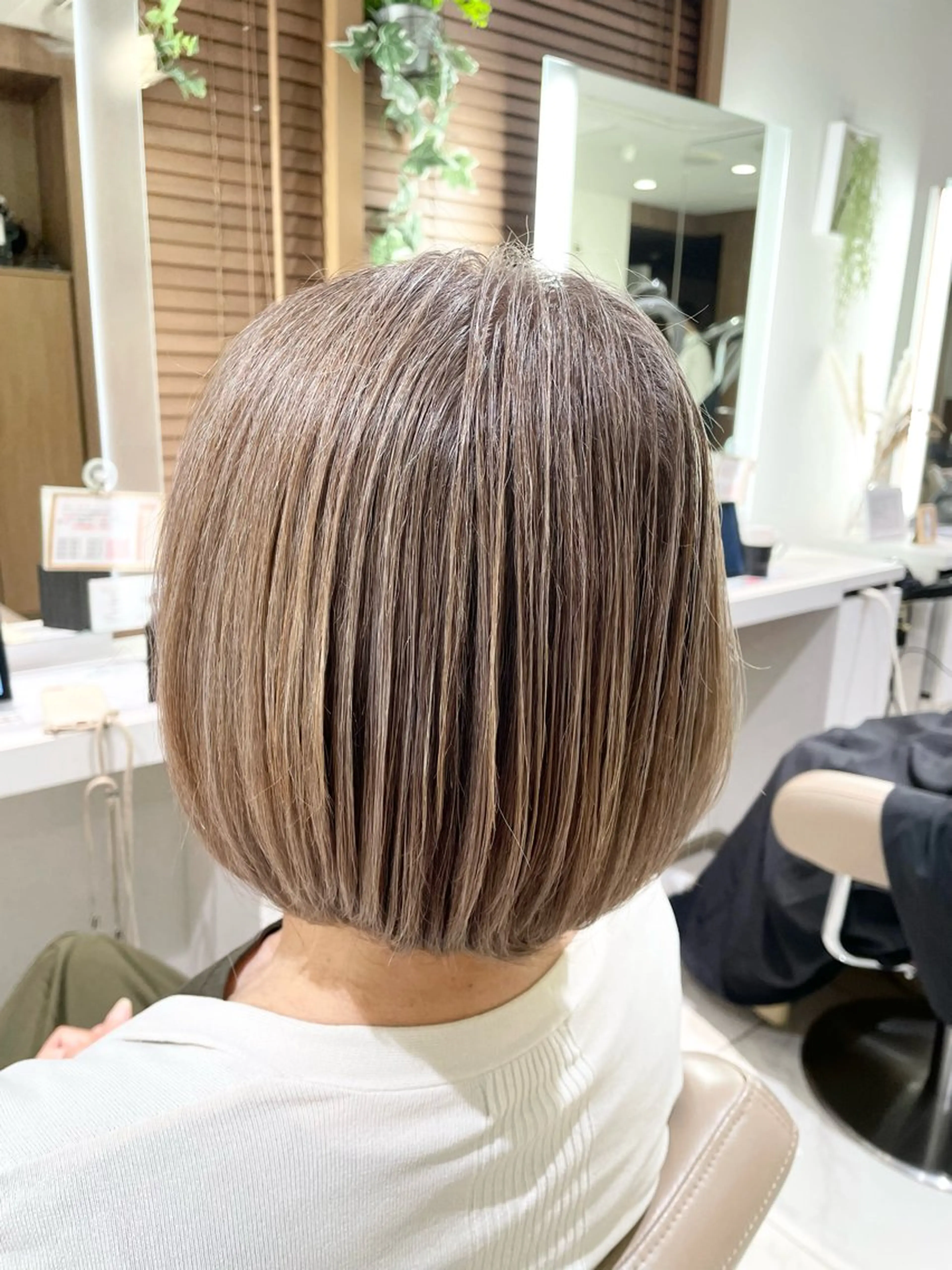 ショート カット ヘアカラー トリートメント 清藤綾/脱白髪染め 白髪ぼかしハイライトのヘアスタイル