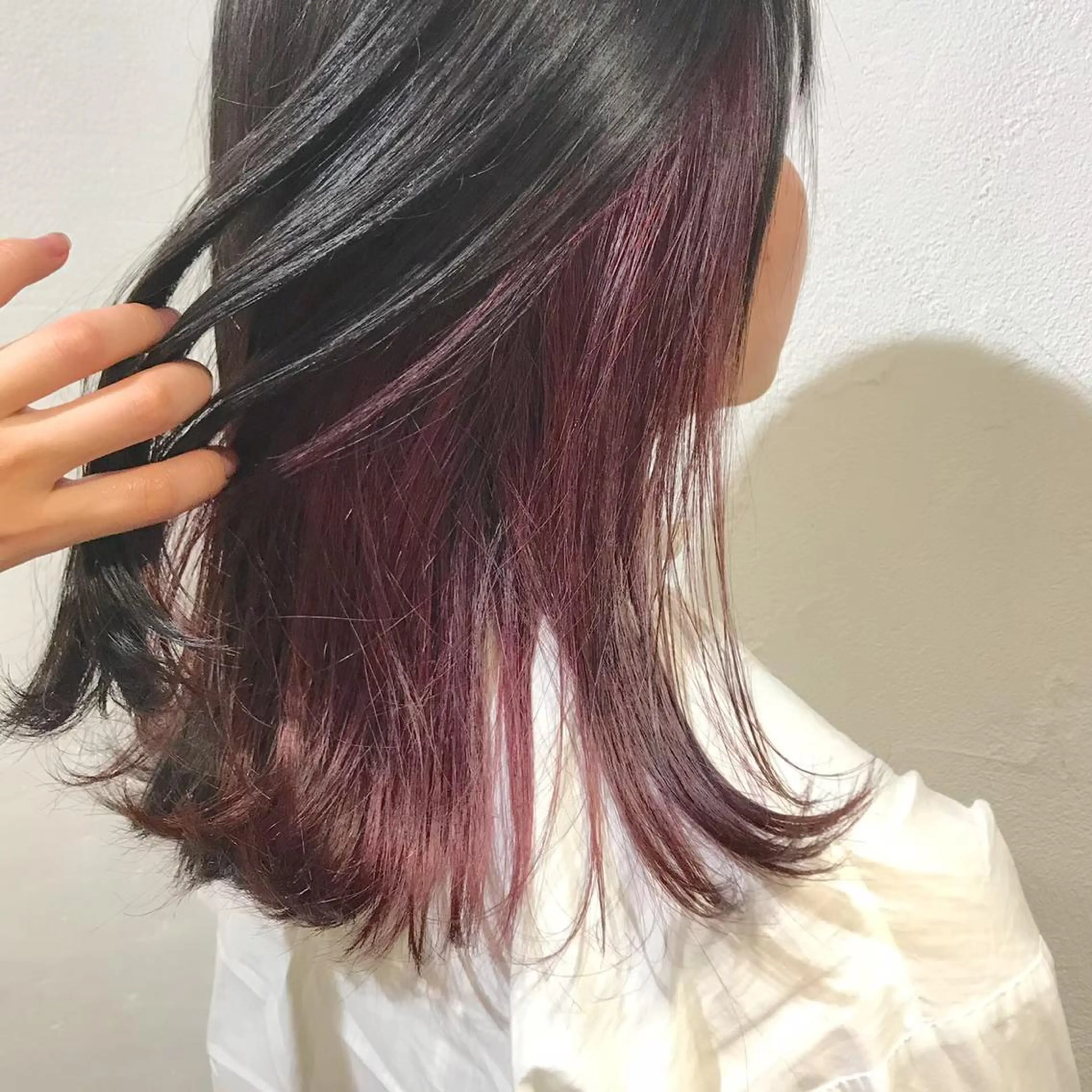 ロング カラー 黒髪 インナーカラー レッドカラー 卒業式のヘアスタイル 藤井 貴美子のヘアスタイル