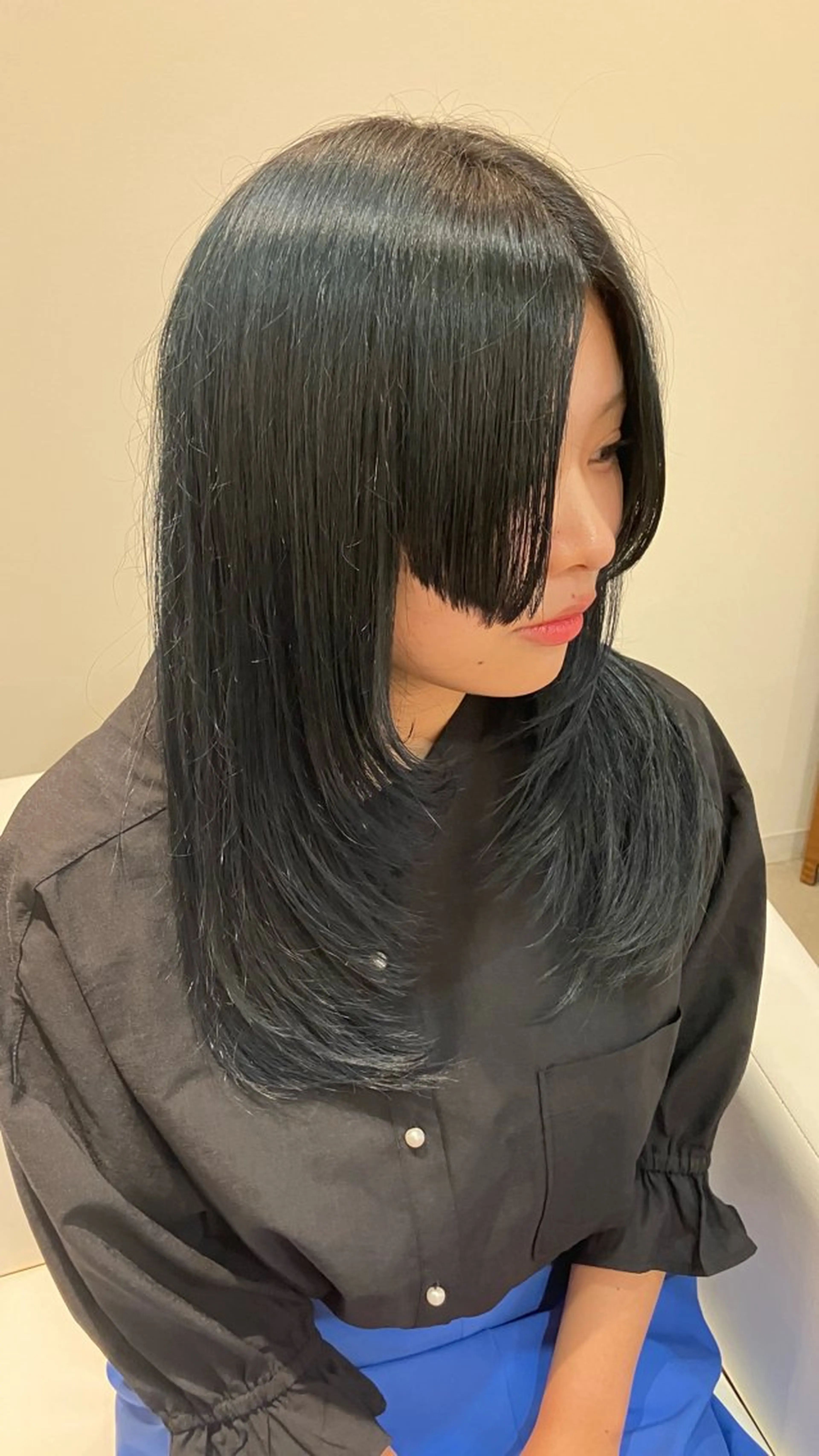 ロング カラー 黒髪 ブリーチ ネイビーカラー 姫カット レイヤーカット カット ヘアカラー レイヤー/縮毛矯正 / 岡本美優のヘアスタイル