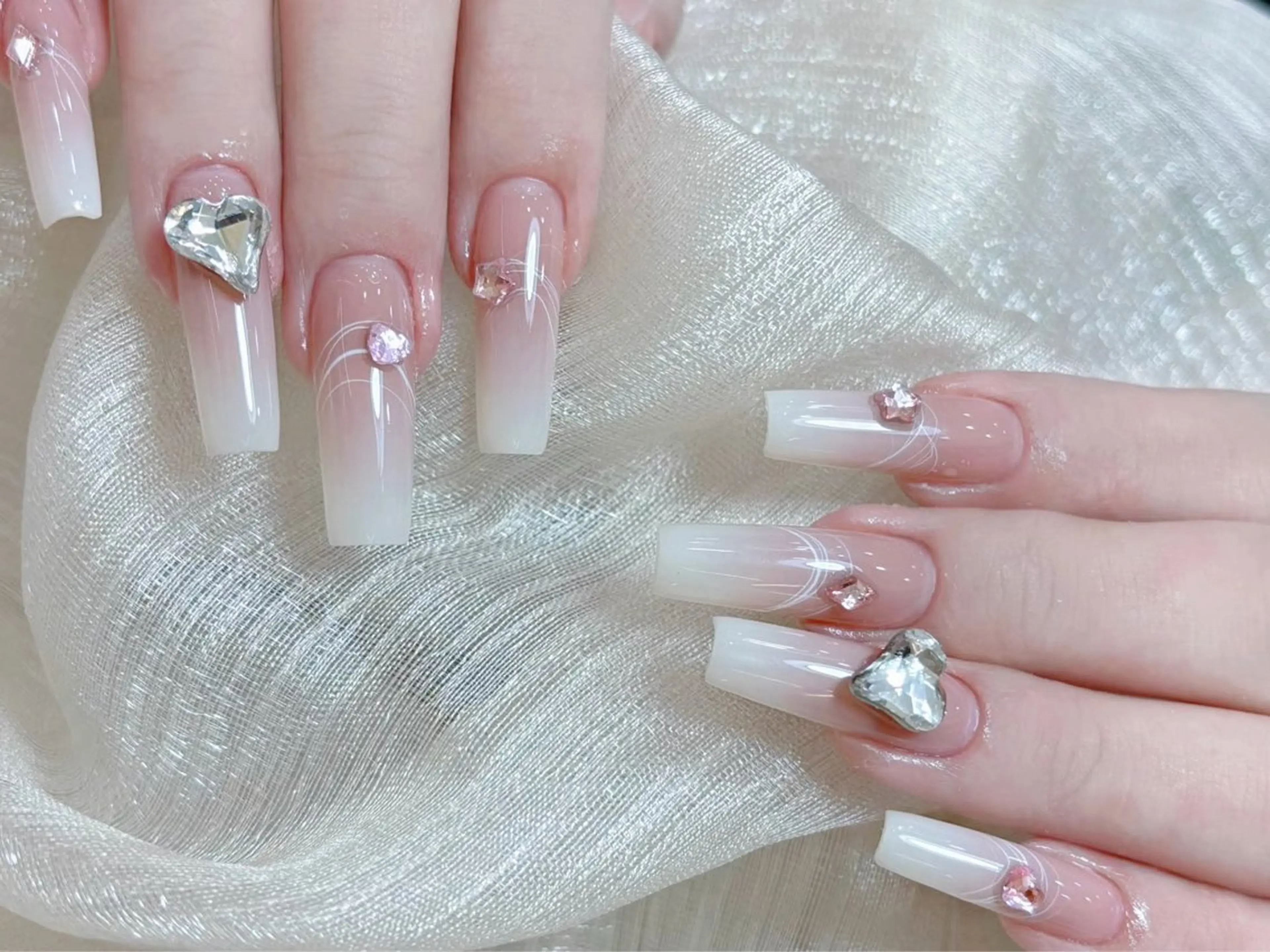 ネイル チークネイル フレンチネイル キラキラネイル 韓国ネイル ワンホンネイル ハンドネイル Speraネイル 大宮店🎀のネイルデザイン