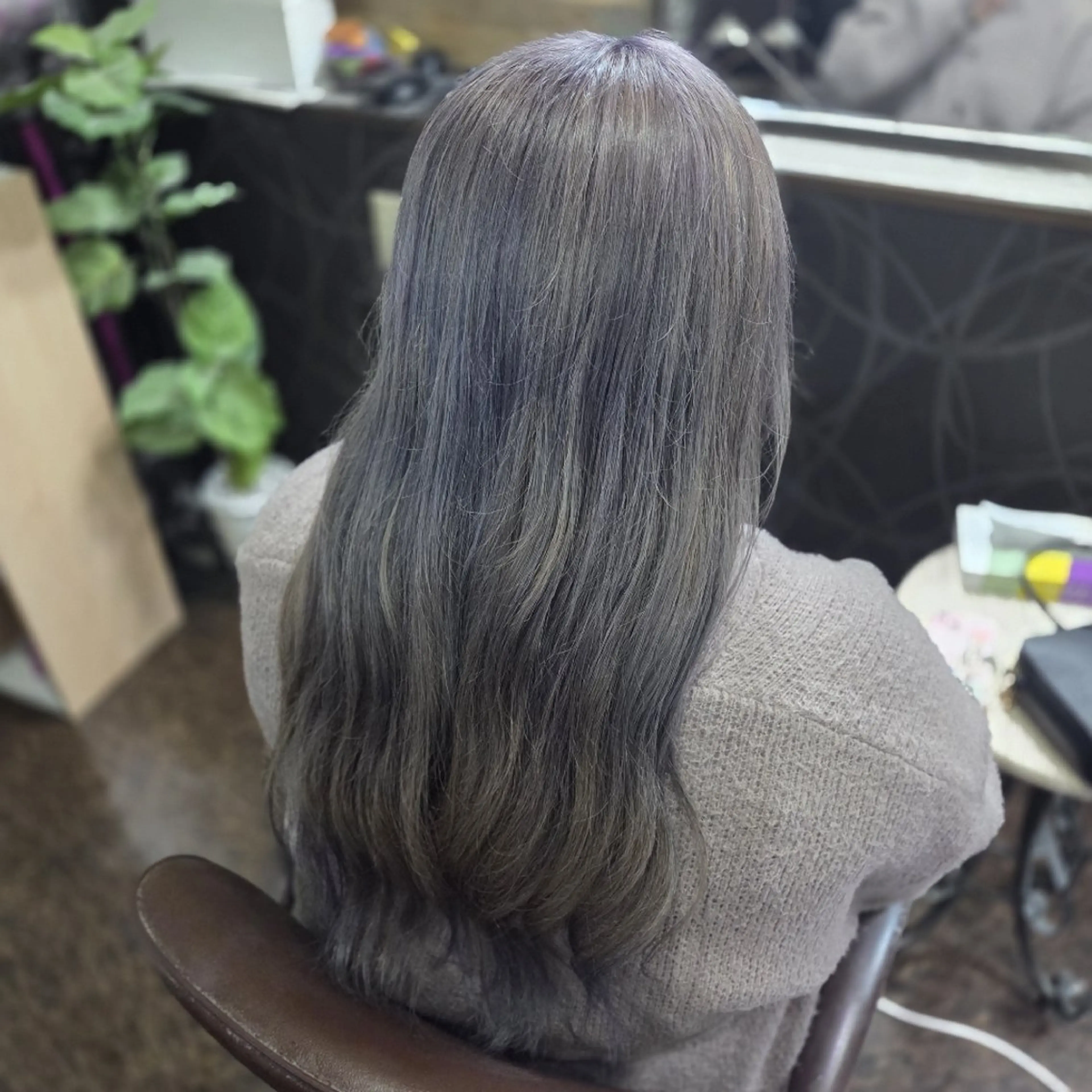 ロング カラー ダブルカラー シルバー 中村  美暁のヘアスタイル