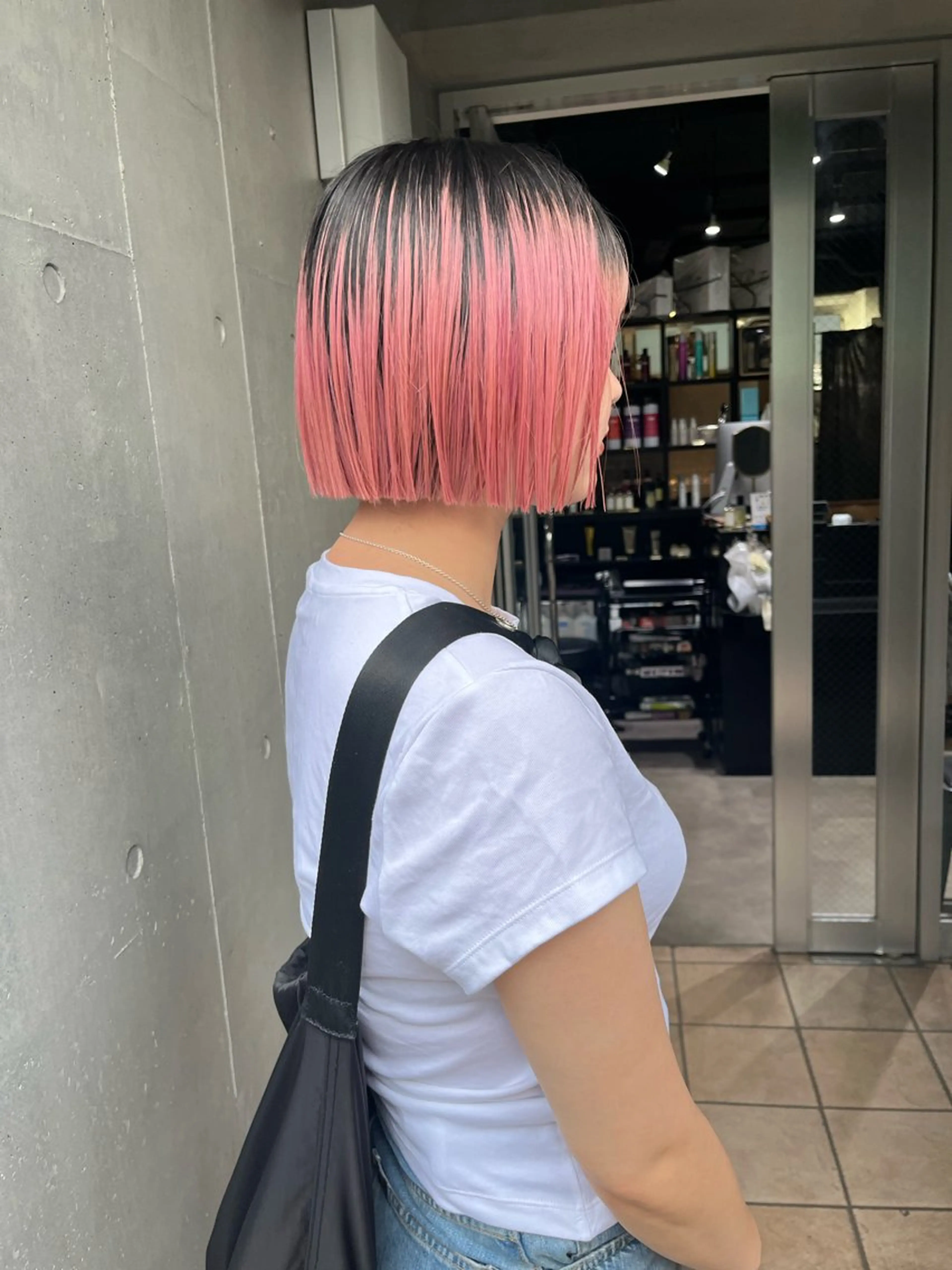 ショート カラー 切りっぱなしボブ デザインカラー ピンクカラー ボブ ショートヘア カット ミルクティーベージュ ブリーチ　店長　清水のヘアスタイル