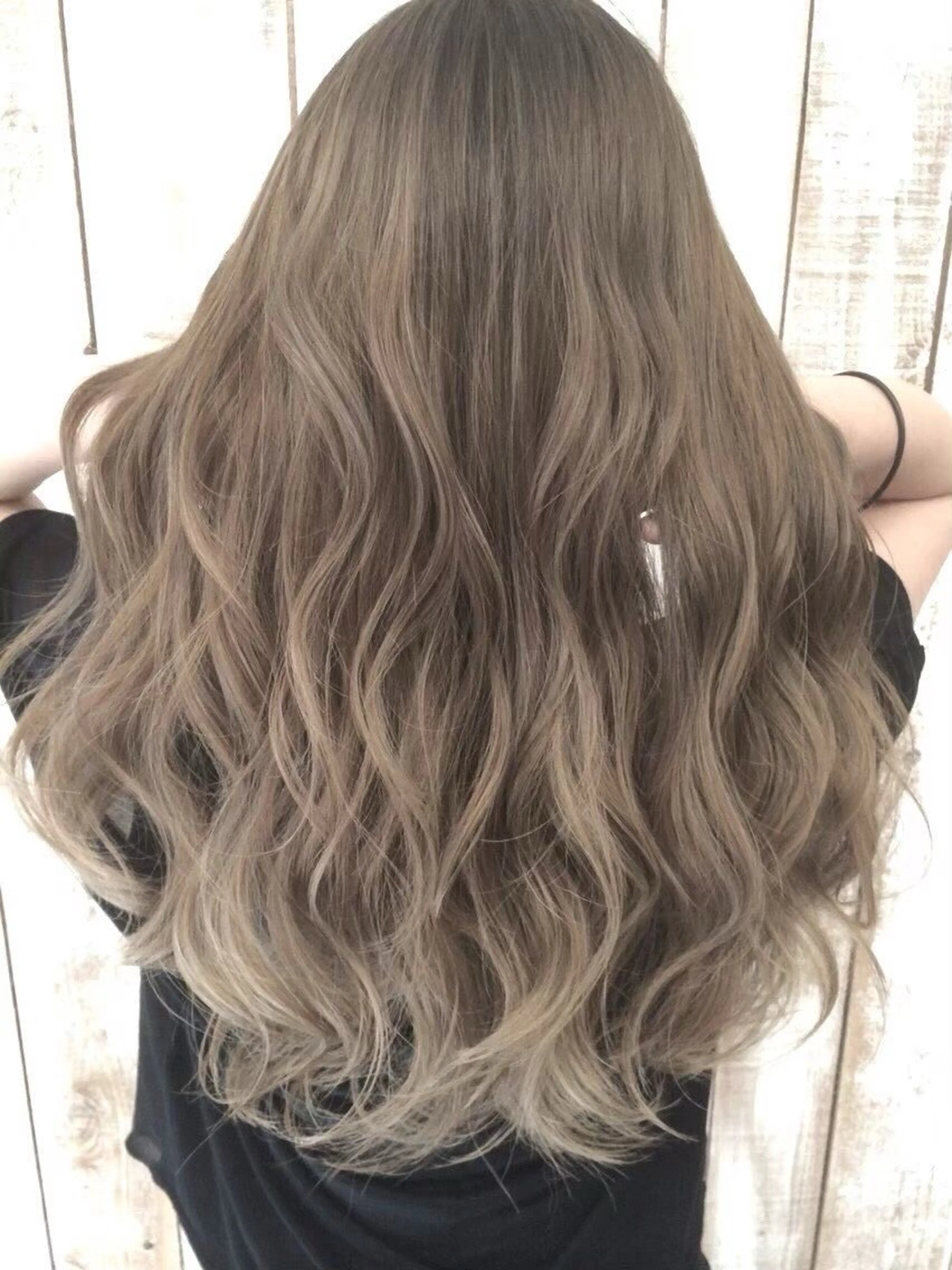 ロング カラー ベージュカラー 透明感カラー ダブルカラー グレージュ ハイトーンカラー ヘアカラー ハイトーン ブリーチ azu/中庄駅前店のヘアスタイル