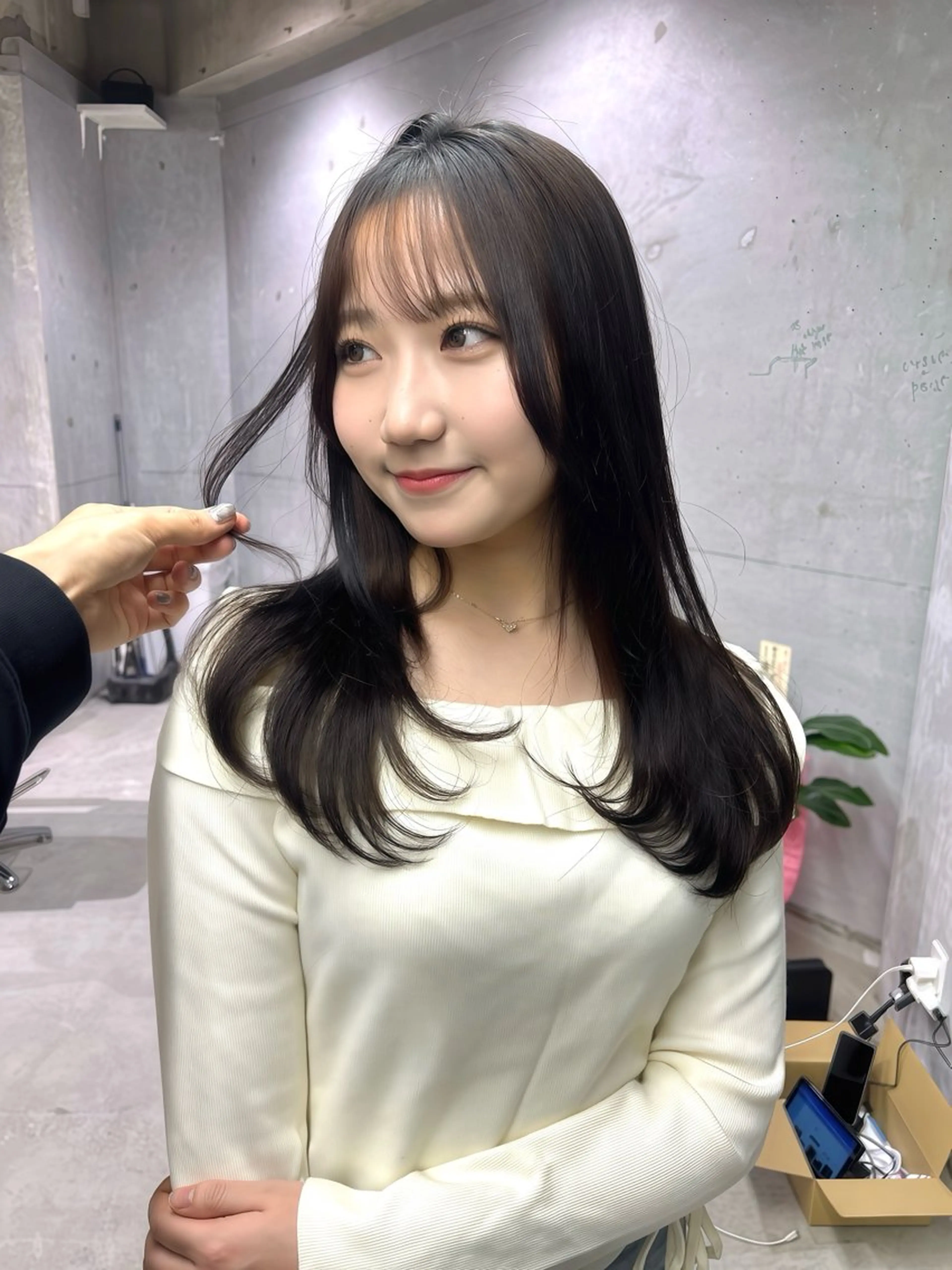 セミロング 韓国🇰🇷レイヤー カットオリーブカラーのヘアスタイル