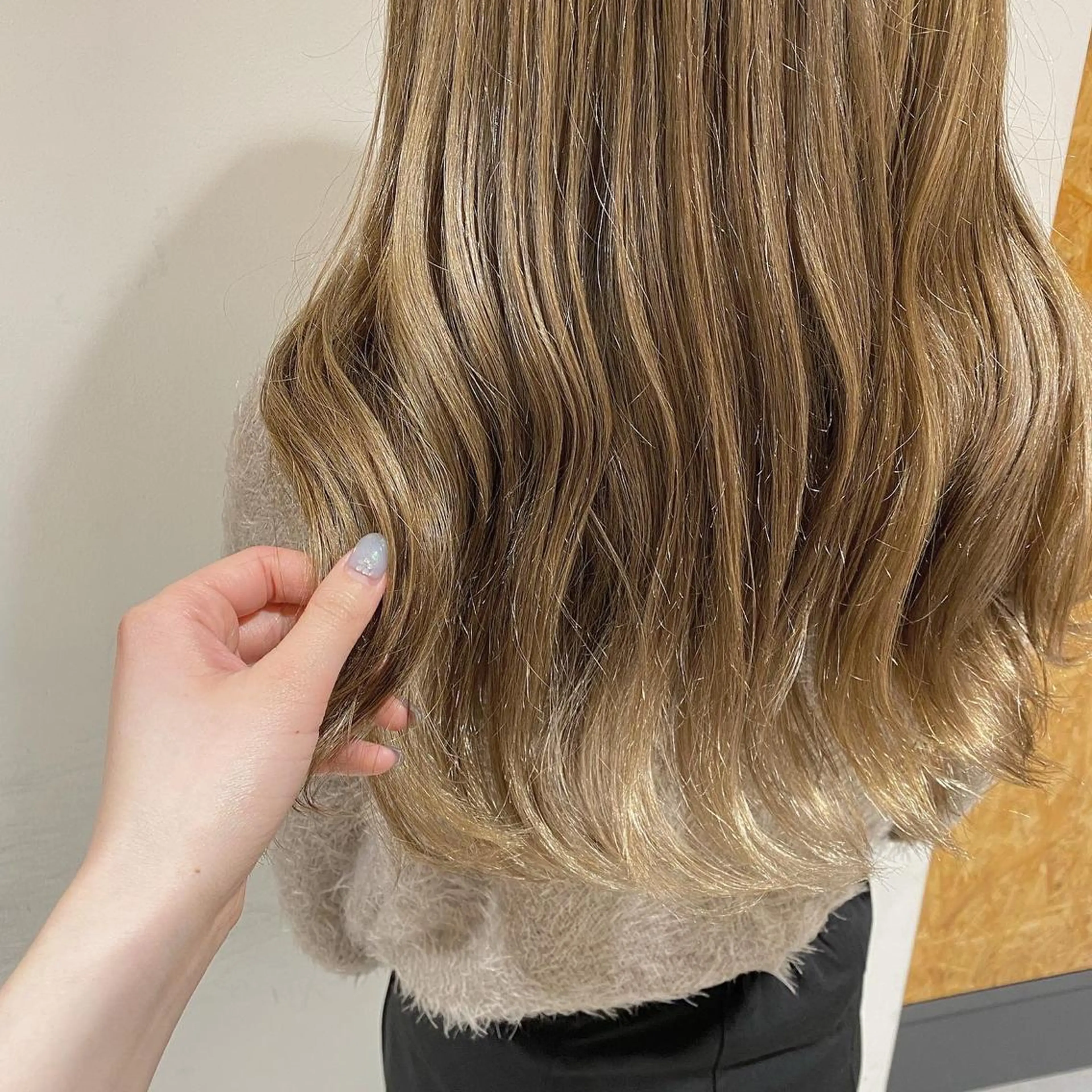 ロング カラー ベージュカラー ブリーチ ホワイトベージュ 関口 桃花🌷 暖色カラーのヘアスタイル