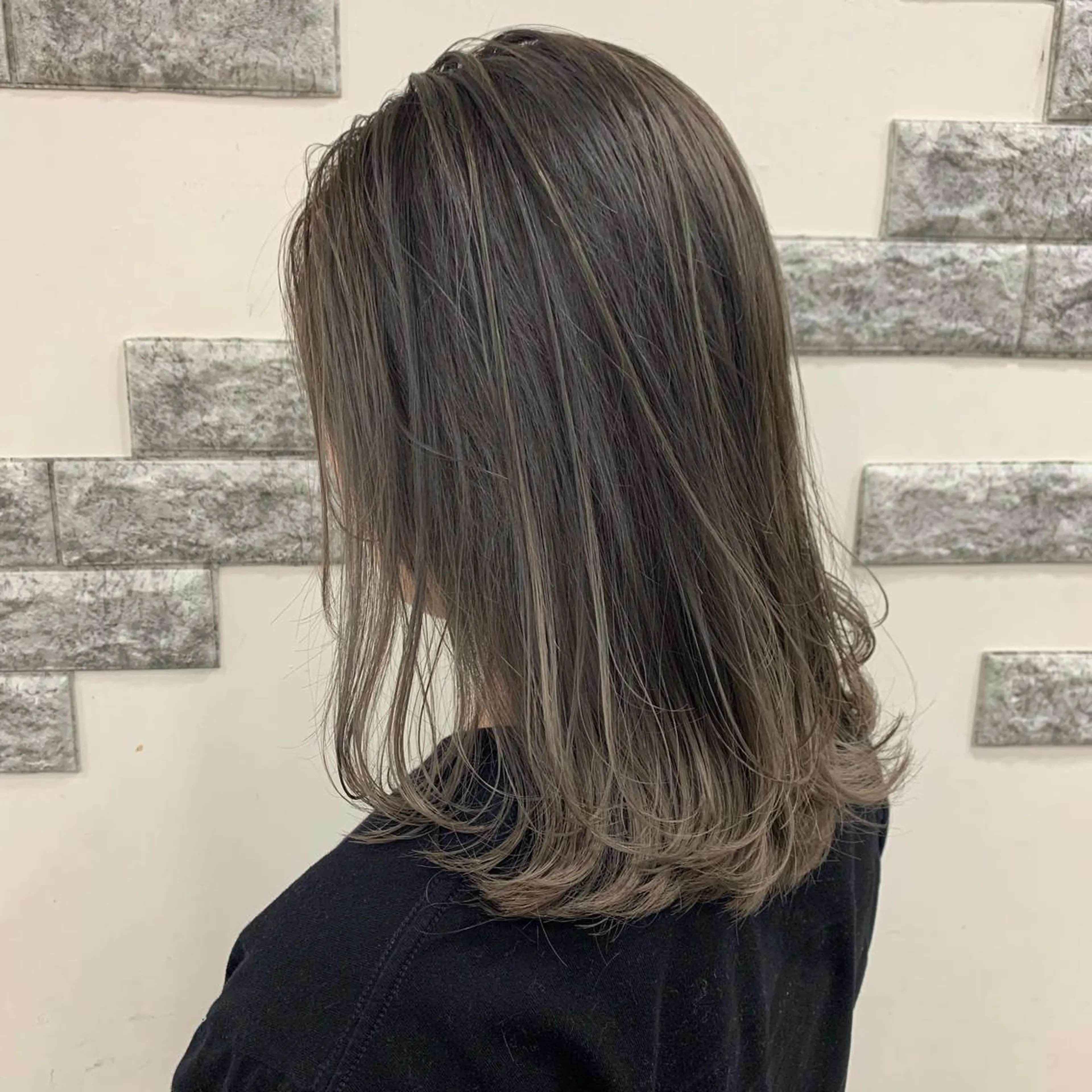 ミディアム カラー 薄田 珠美のヘアスタイル