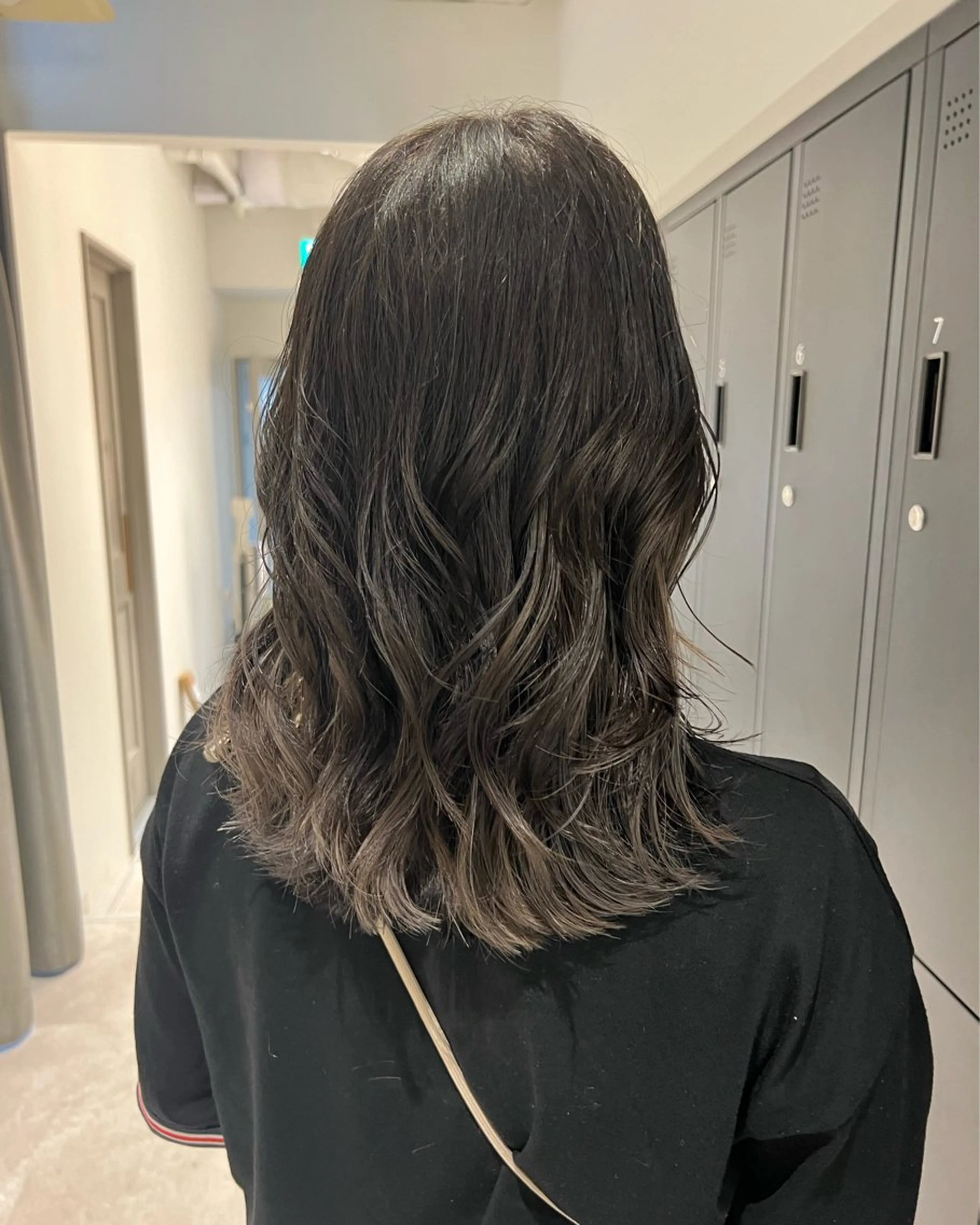 ミディアム カラー グレージュ レイヤーカット 暗髪カラー🫐パーマ おくだりんかのヘアスタイル