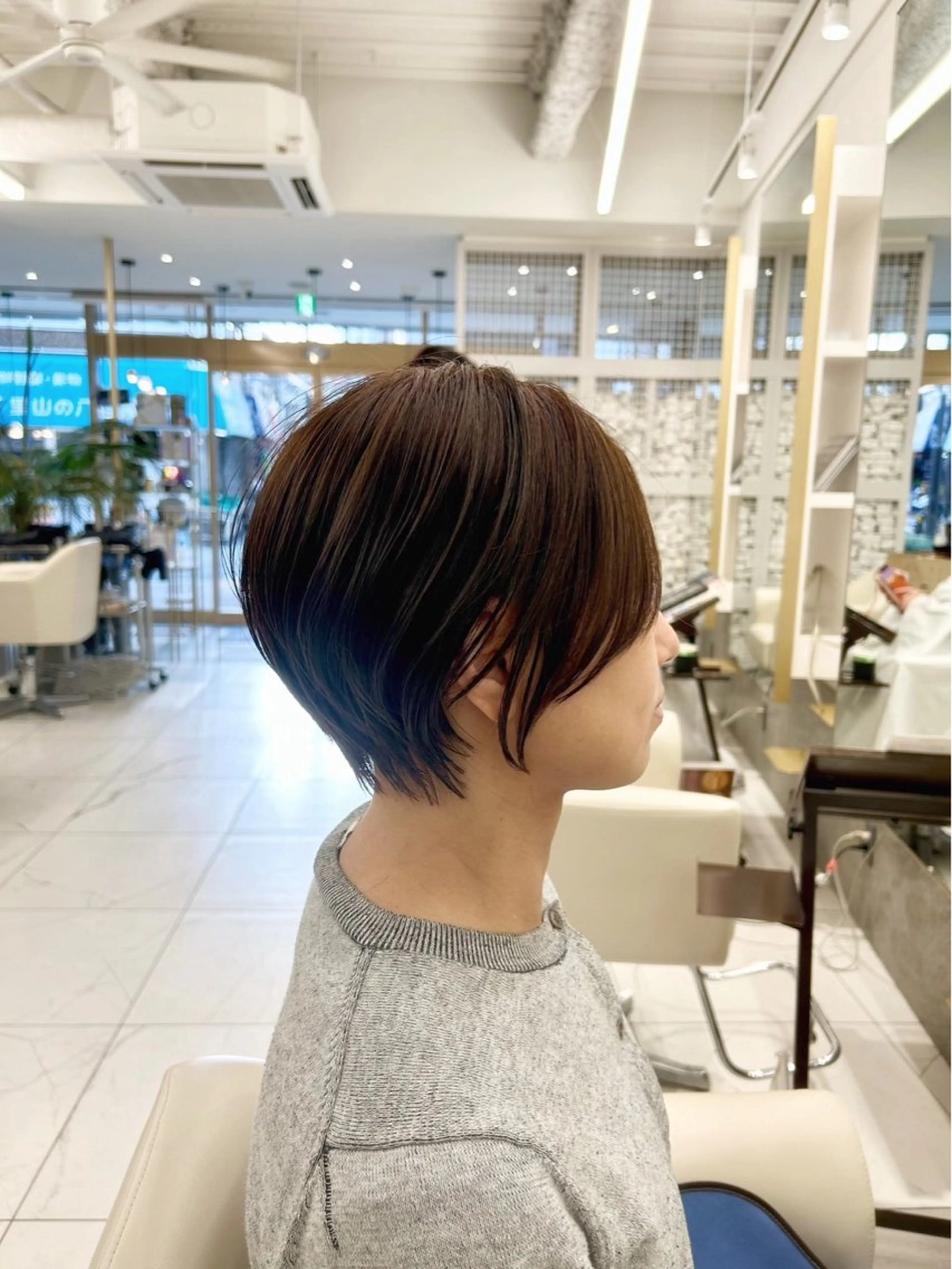 ショート カラー 里見 愛梨のヘアスタイル