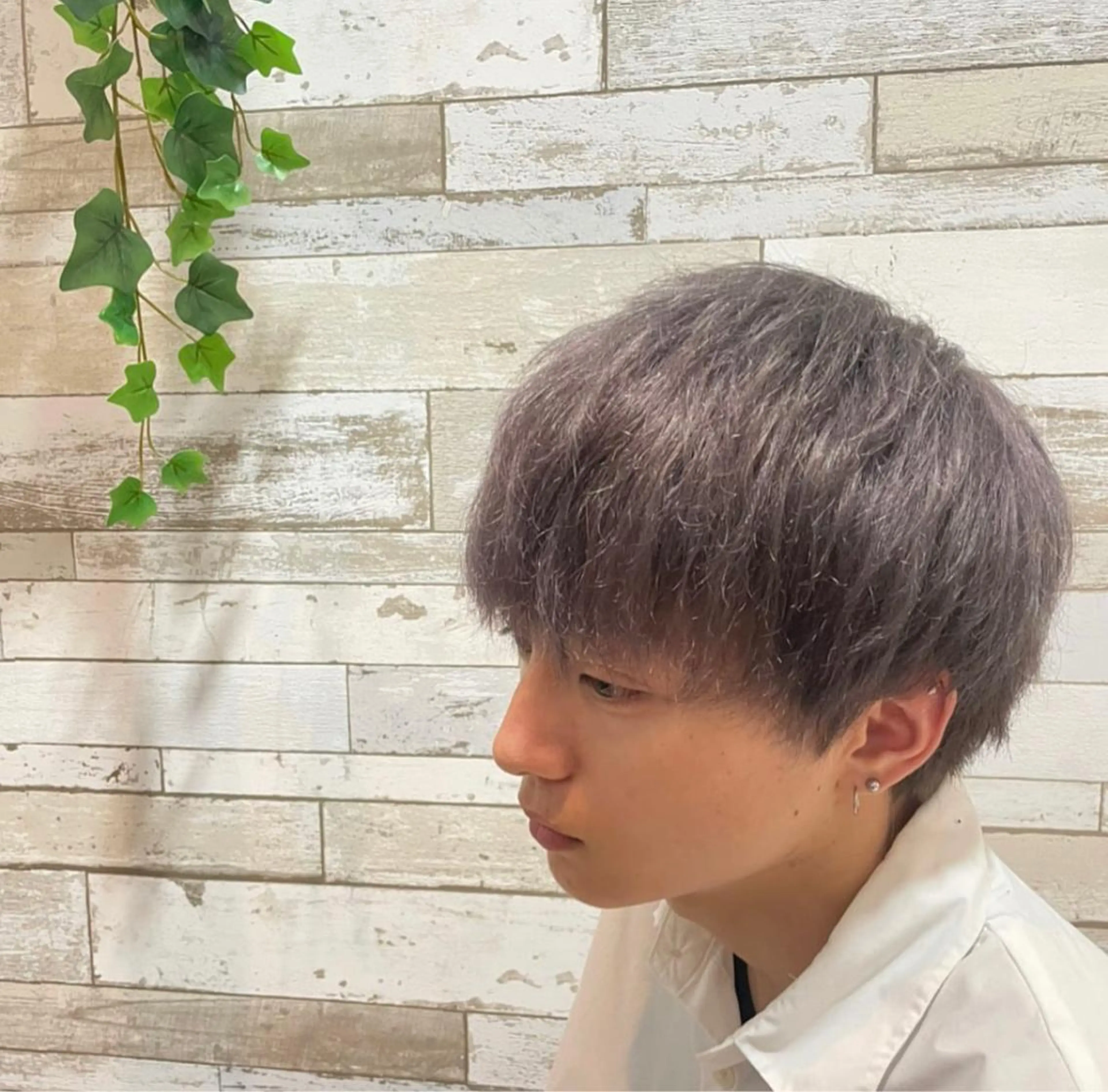 ショート カラー ハイトーンカラー シルバー 森本 倭のヘアスタイル