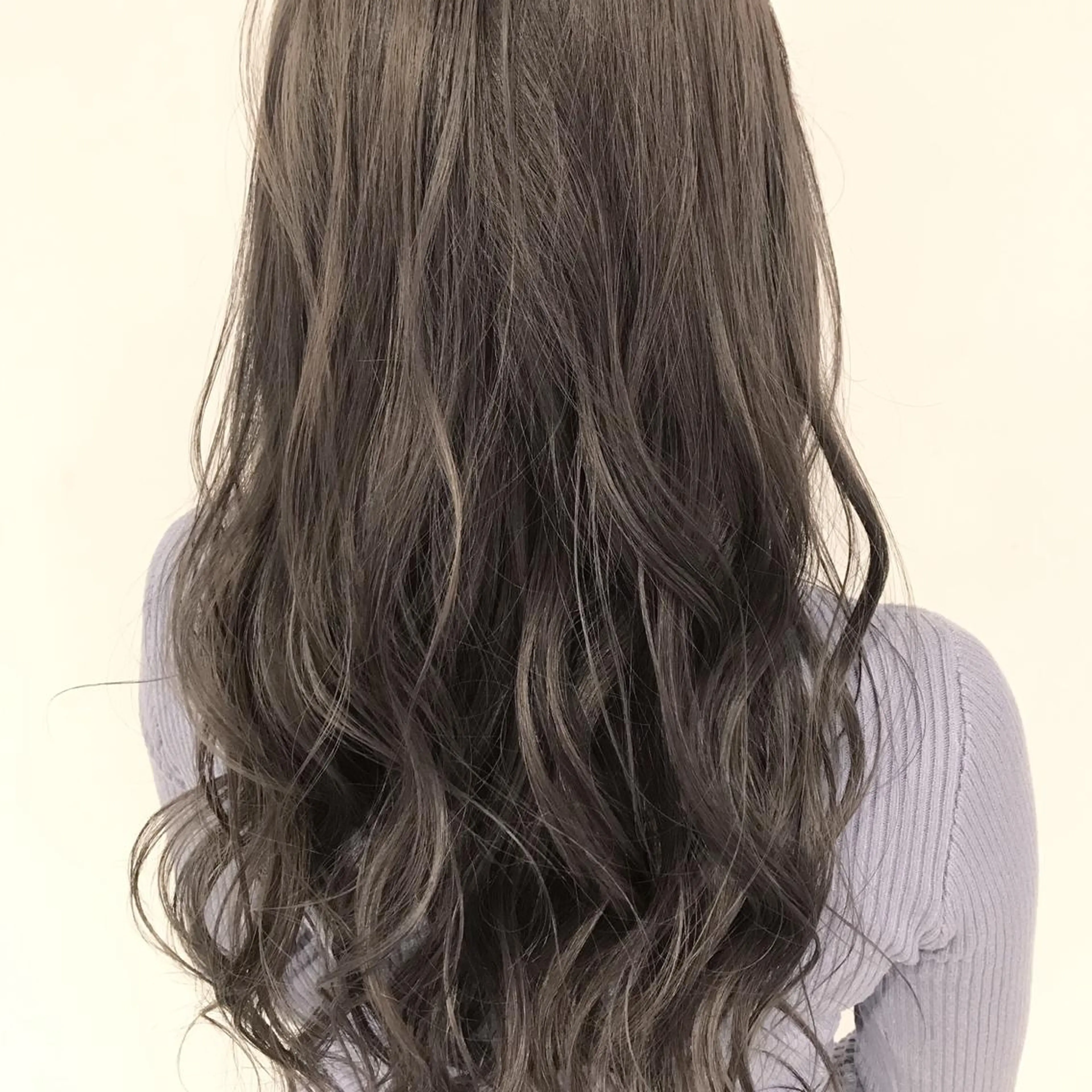 ミディアム カラー アッシュ アッシュグレー アッシュグレージュ バレイヤージュ ブリーチ AMI Hair  supply所属・髪質改善カラー韓国風 レイヤーtudaのヘアスタイル