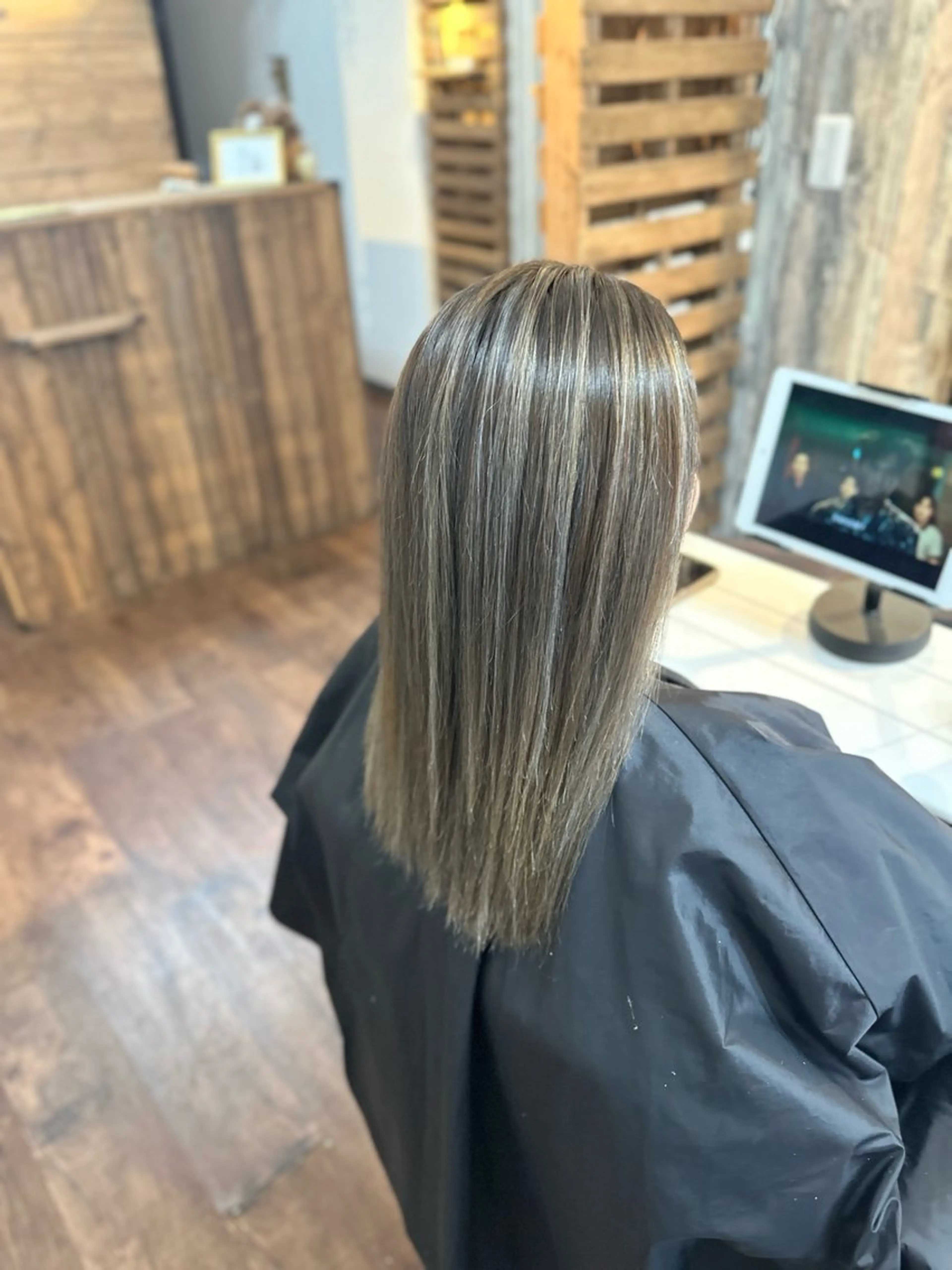 セミロング カラー ハイライトカラー ハイライト カット ヘアカラー トリートメント Luzir⭐︎ GEN⭐︎のヘアスタイル