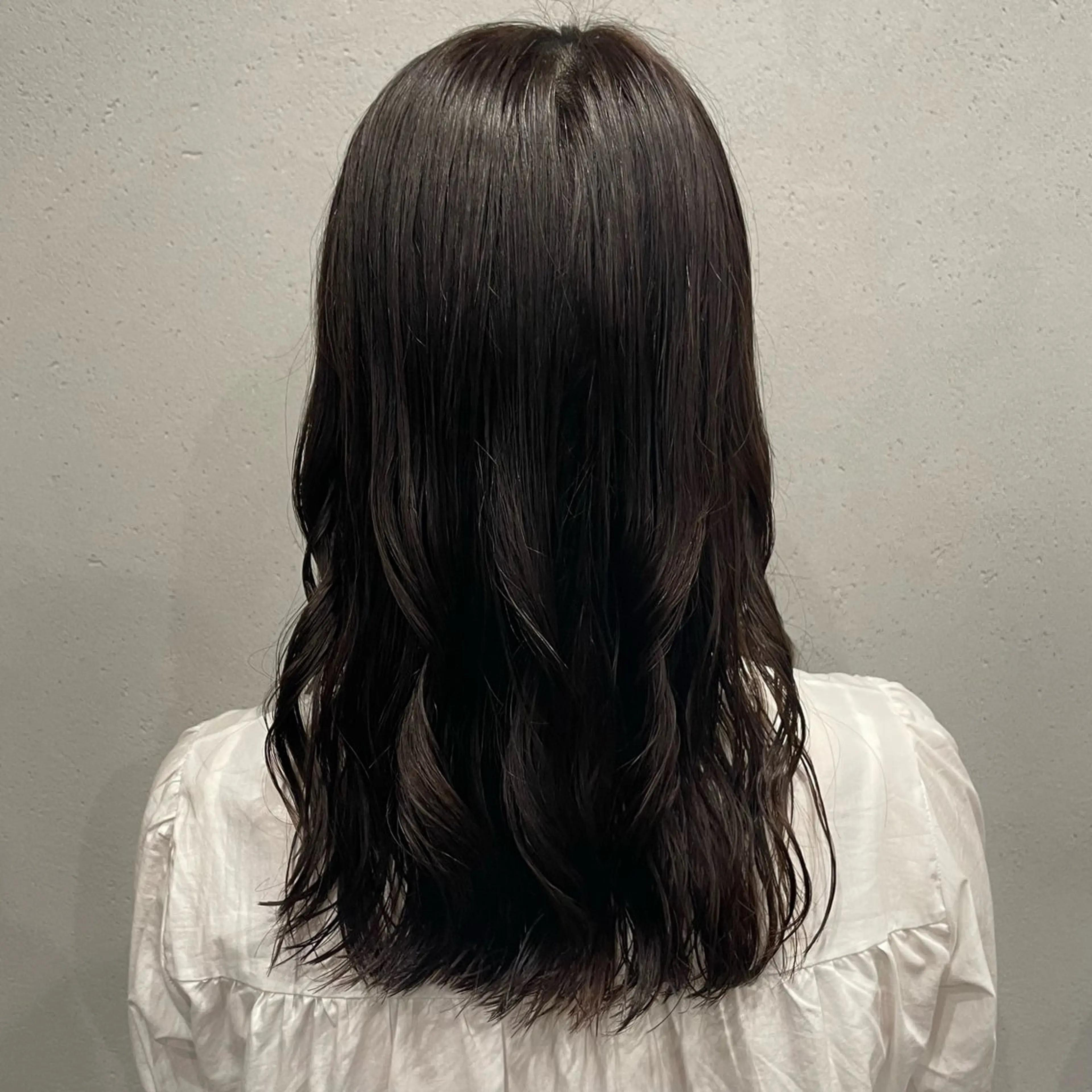 セミロング パーマ 曲がる縮毛矯正 センターパートのヘアスタイル