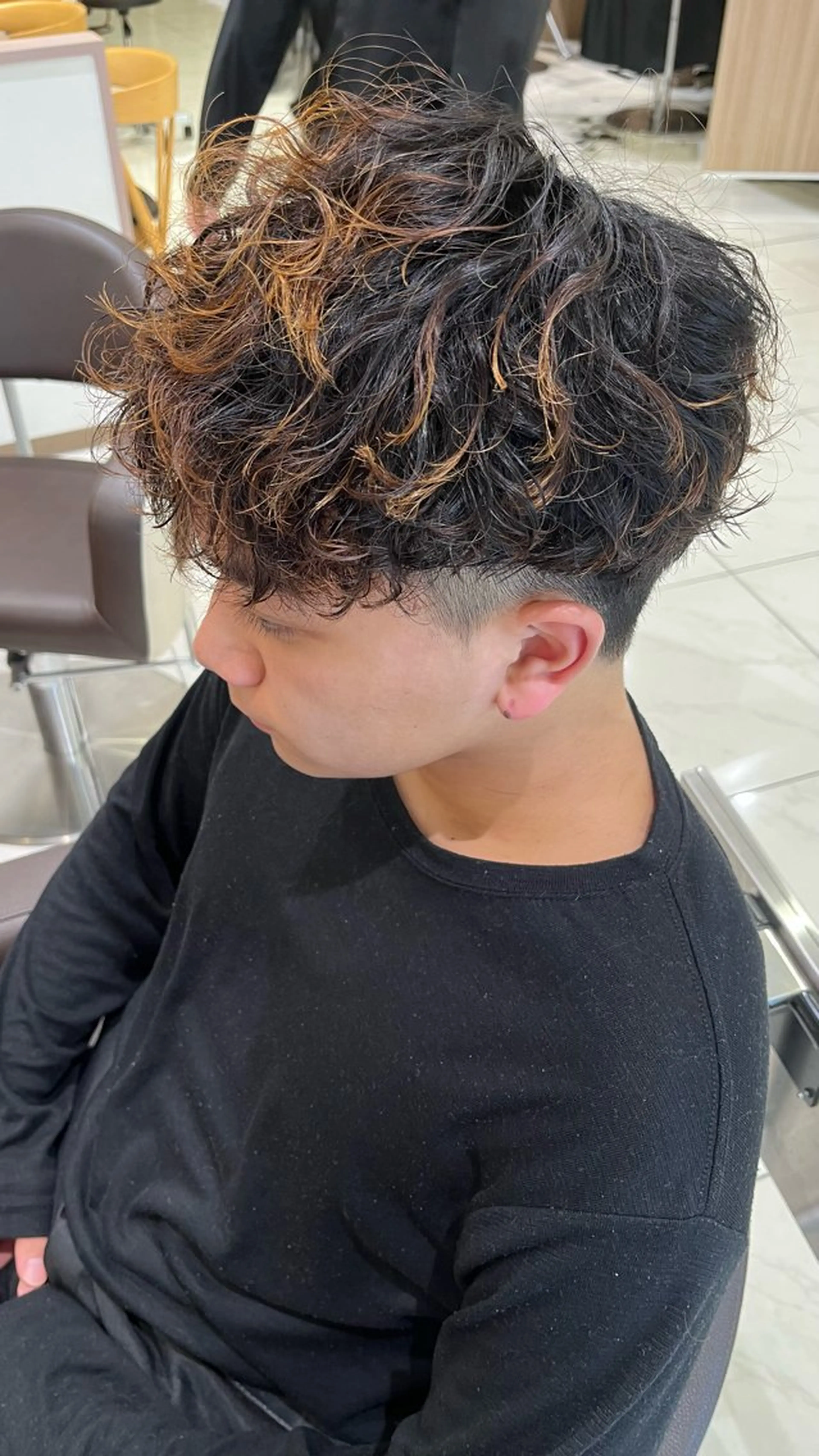 パーマ メンズ メンズブリーチ センターパート フェードカット マッシュ メンズパーマ カット パーマ トリートメント ヘアセット 【メンズパーマ✨️ 髪質改善矯正】岩城のヘアスタイル