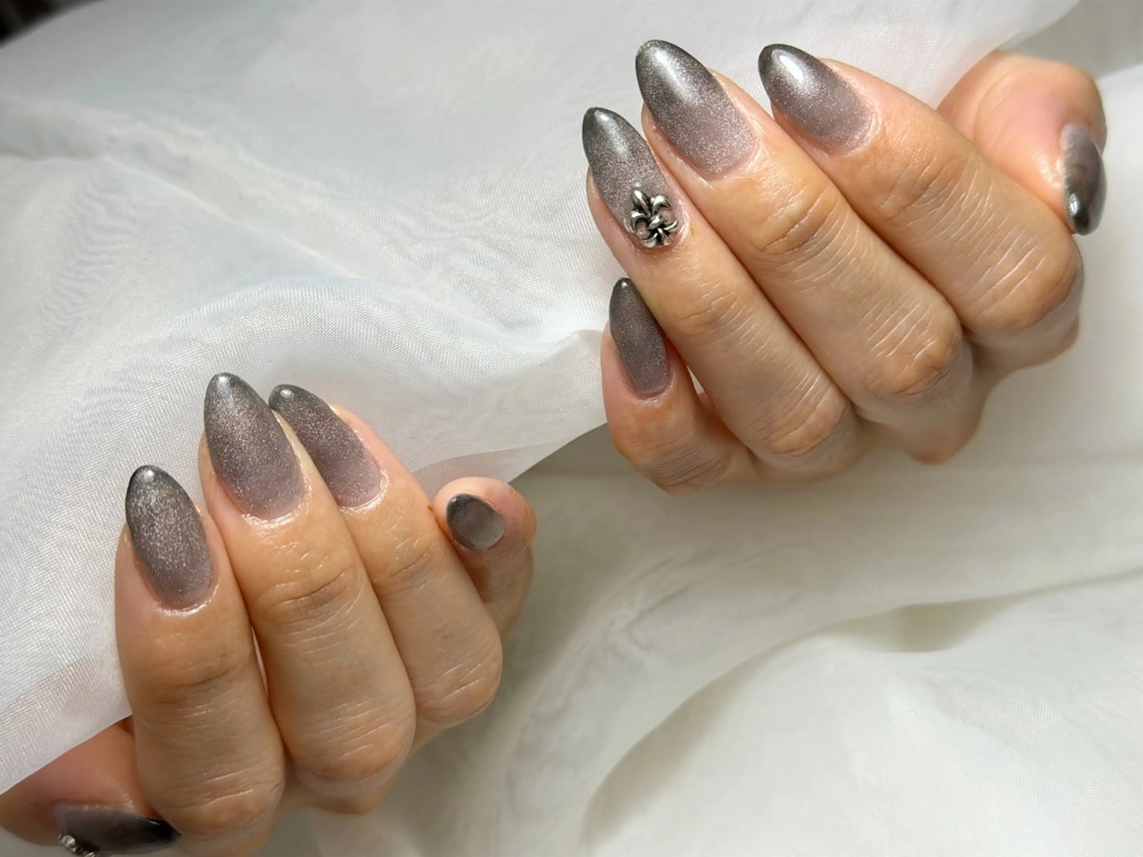 ネイル グラデーション マグネットネイル ニュアンスネイル ハンドネイル MIKA ♡の眉毛・アイブロウイメージ