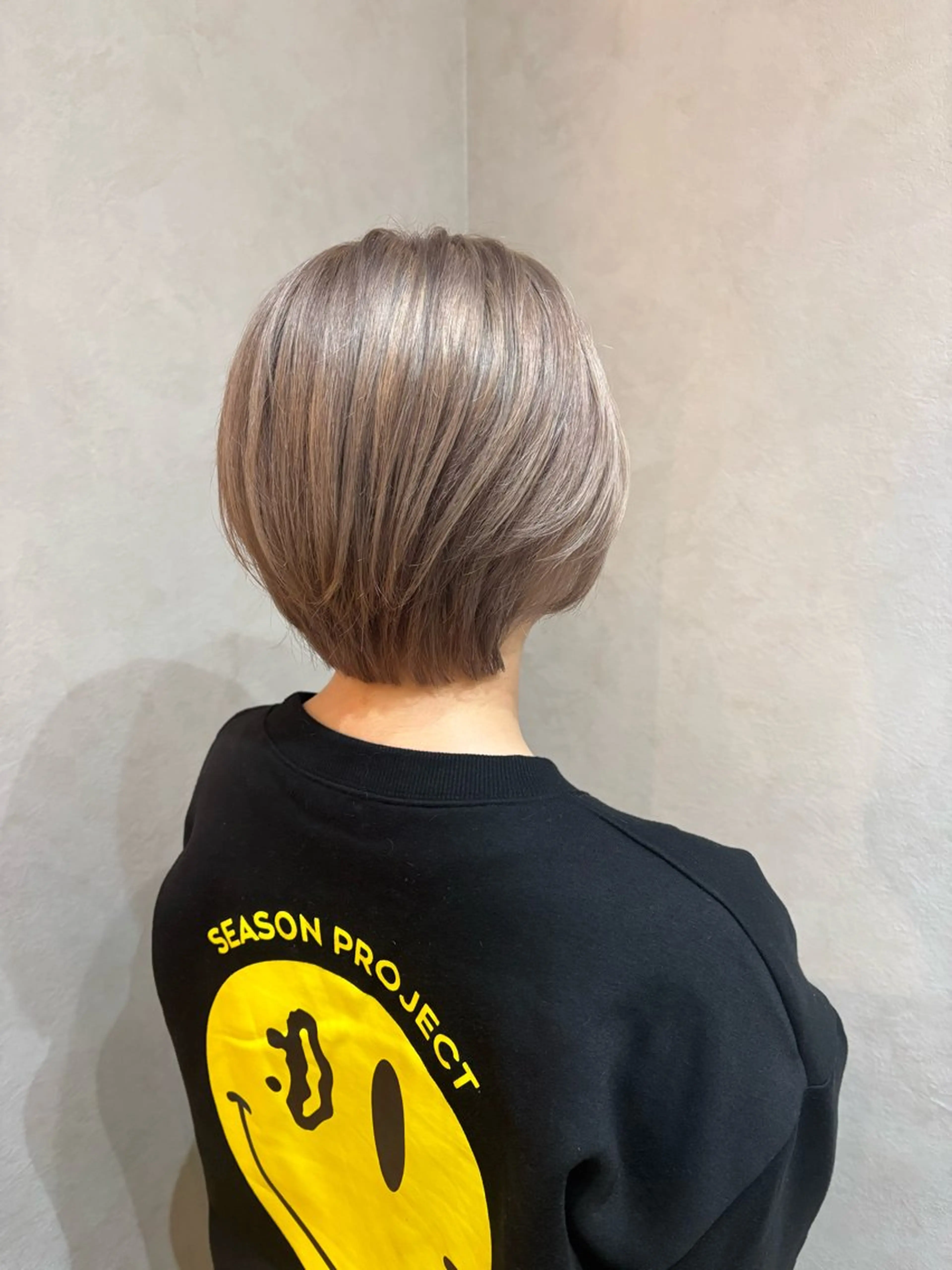 ショート カラー ベージュカラー ミルクティーベージュ ヘアカラー トリートメント newi大分/ 磯部栞里／艶感カラーのヘアスタイル