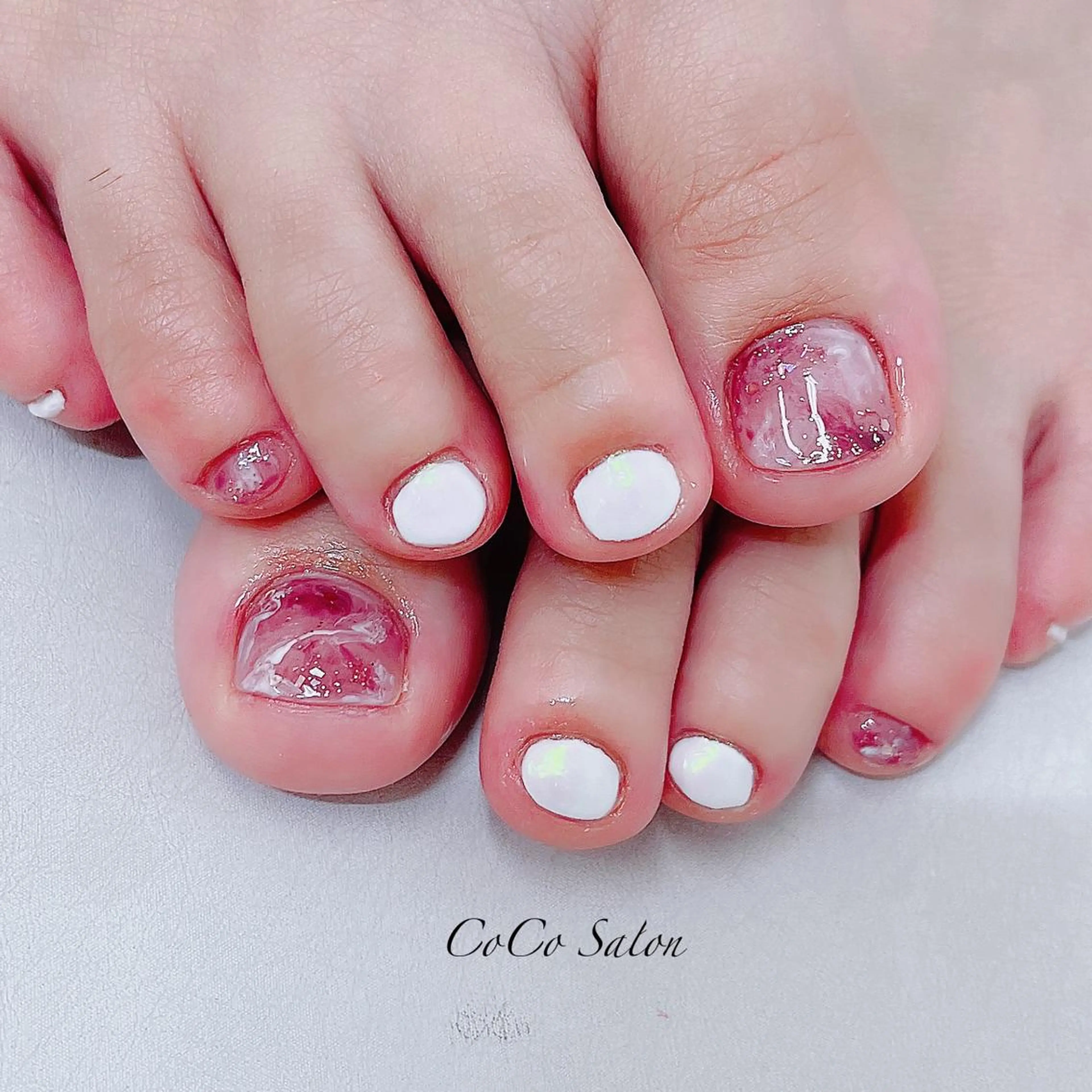 ネイル 成人式 長さ出し フットネイル ジェルネイル ホログラムネイル フットネイル CoCoSalon ネイル/まつ毛予約のネイルデザイン