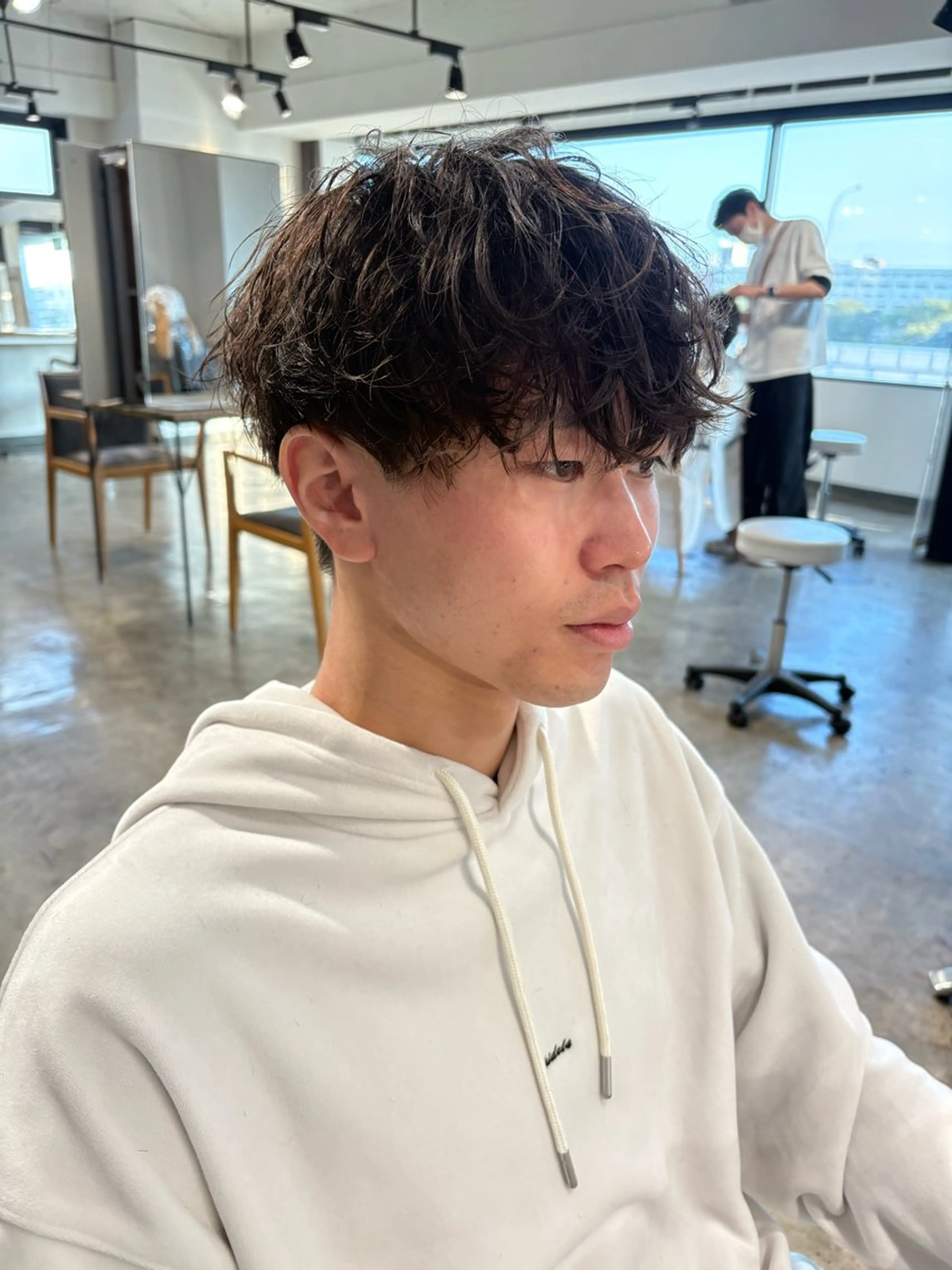 ショート カラー パーマ メンズ センターパート ダウンパーマ フェザーパーマ カルマパーマ メンズ韓国風 カット パーマ become men's hair 名駅店所属・名駅/フェザーパーマ 韓国ヘア/森岡のヘアスタイル