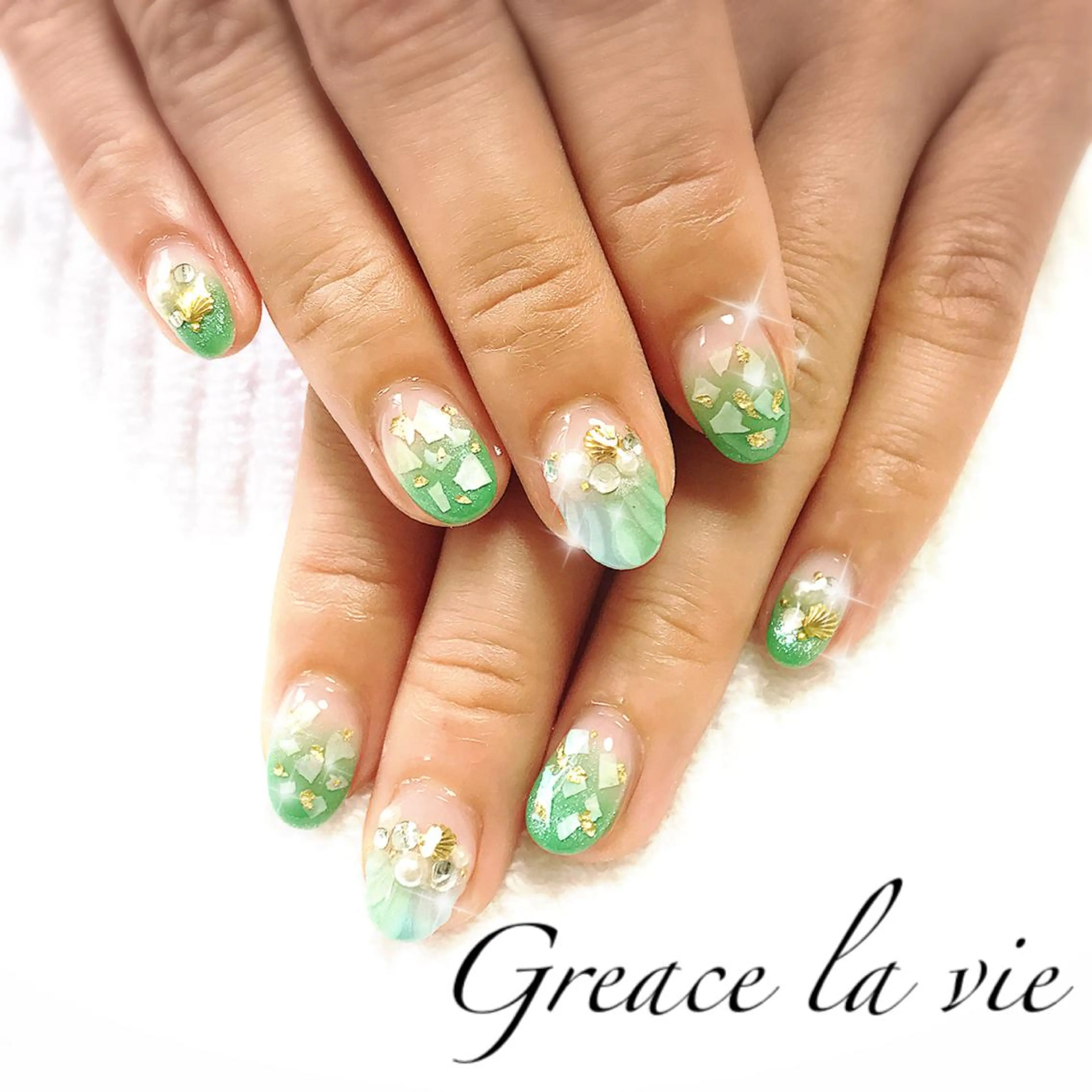 ミディアム カラー パーマ ヘアアレンジ キッズ ネイル マツエク・マツパ グリーン Greace  la vieのネイルデザイン