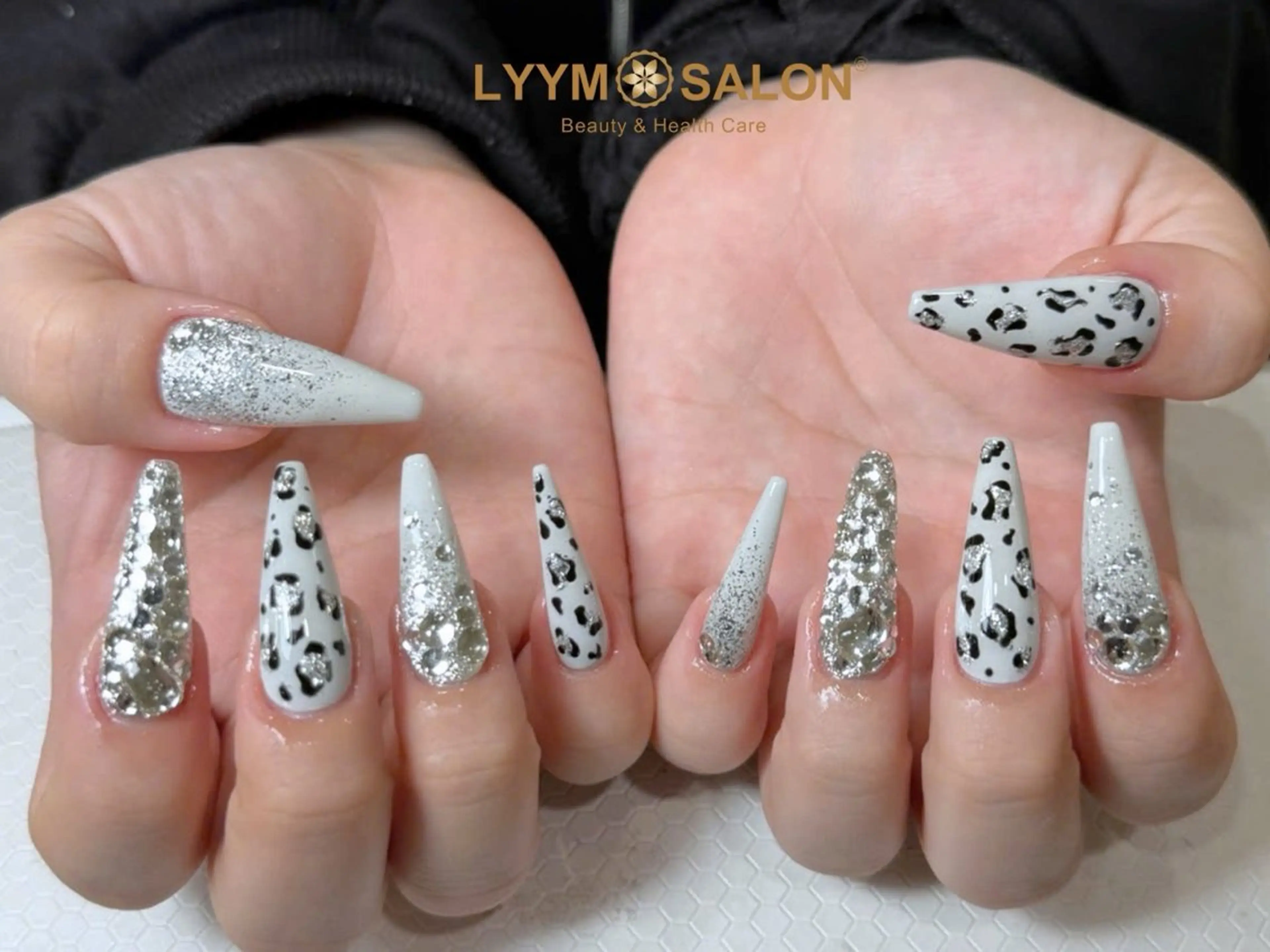 ネイル アニマル柄 ロングネイル シルバー ホワイト ハンドネイル LYYM Salonのネイルデザイン
