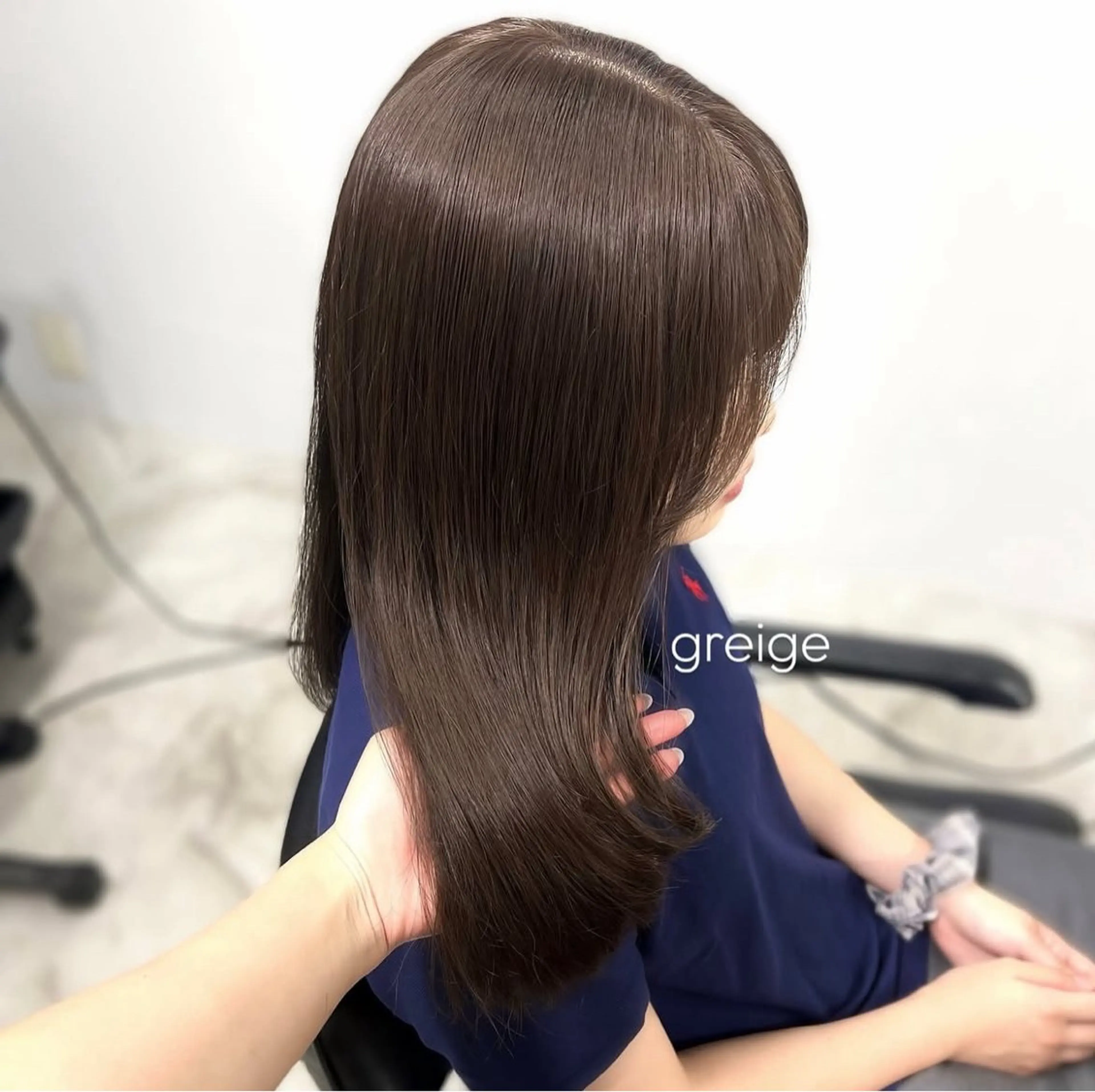 ミディアム カラー グレージュ 前川 朋香のヘアスタイル