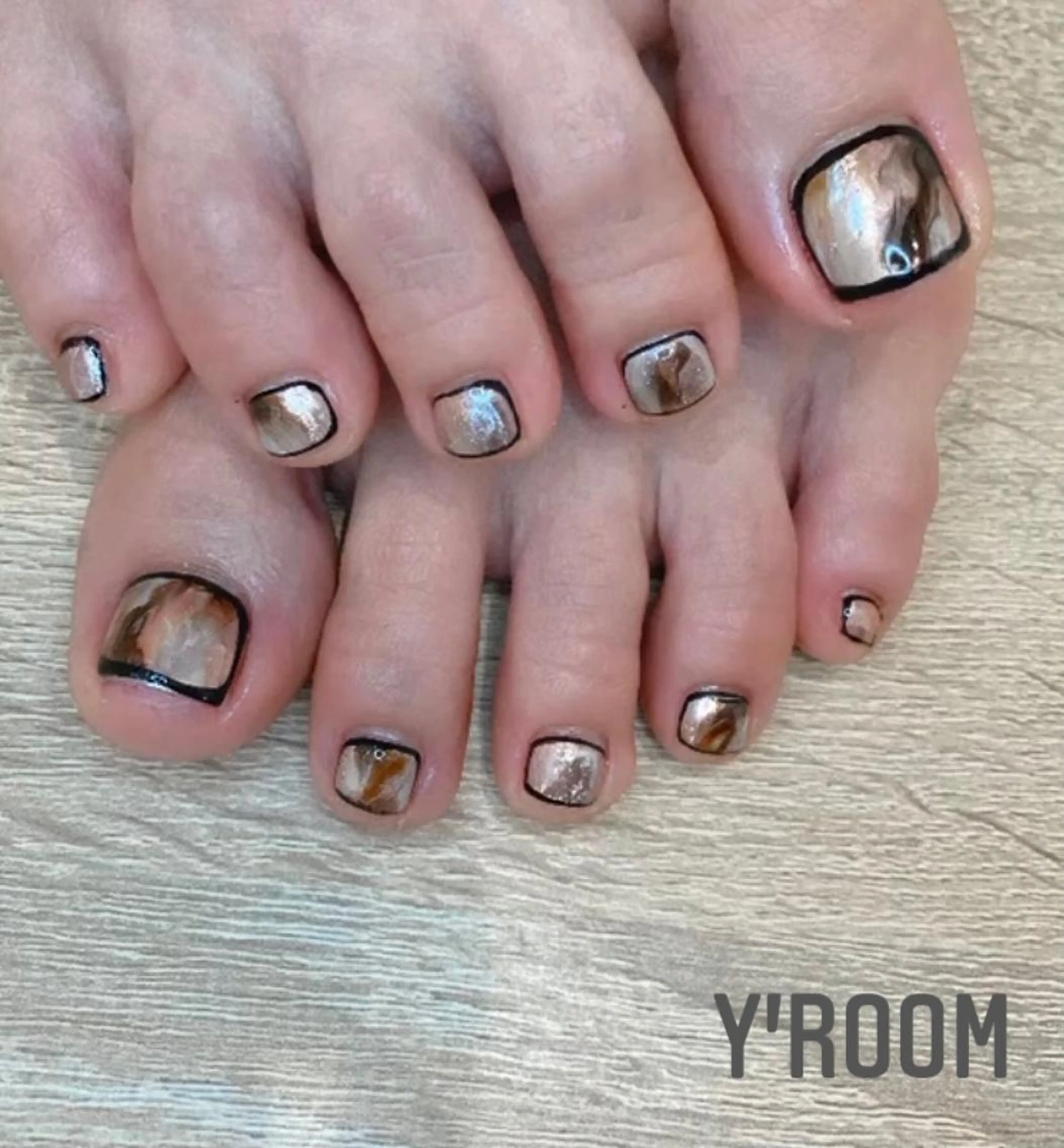 ネイル オーロラネイル フラッシュネイル フットネイル ジェルネイル 氷ネイル・うるうるネイル YUKA （ネイリスト）のネイルデザイン