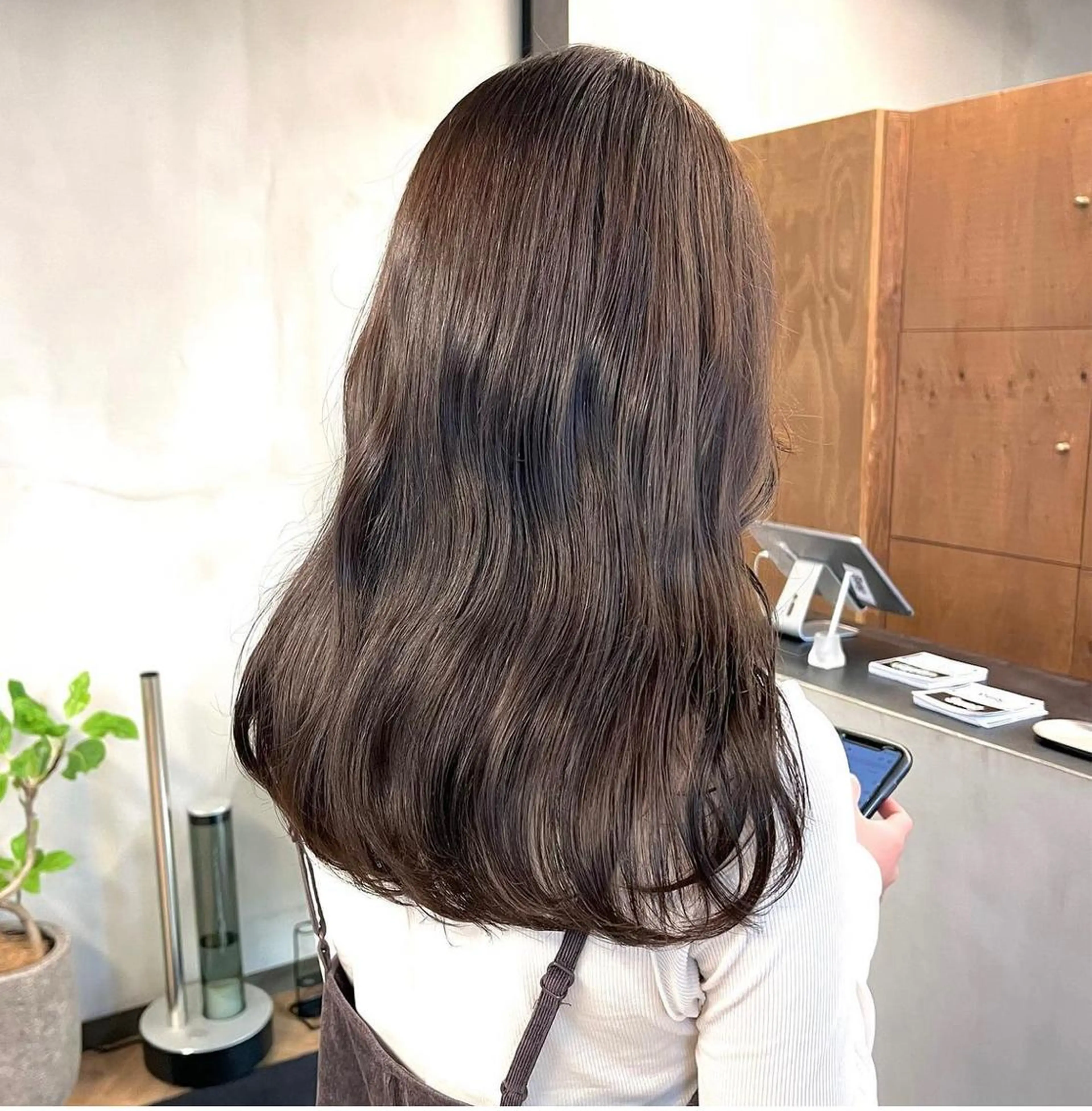 ロング カラー パーマ ヘアアレンジ メンズ キッズ ネイル マツエク・マツパ アイブロウ ベージュカラー カット ヘアカラー トリートメント 前川 朋香のヘアスタイル