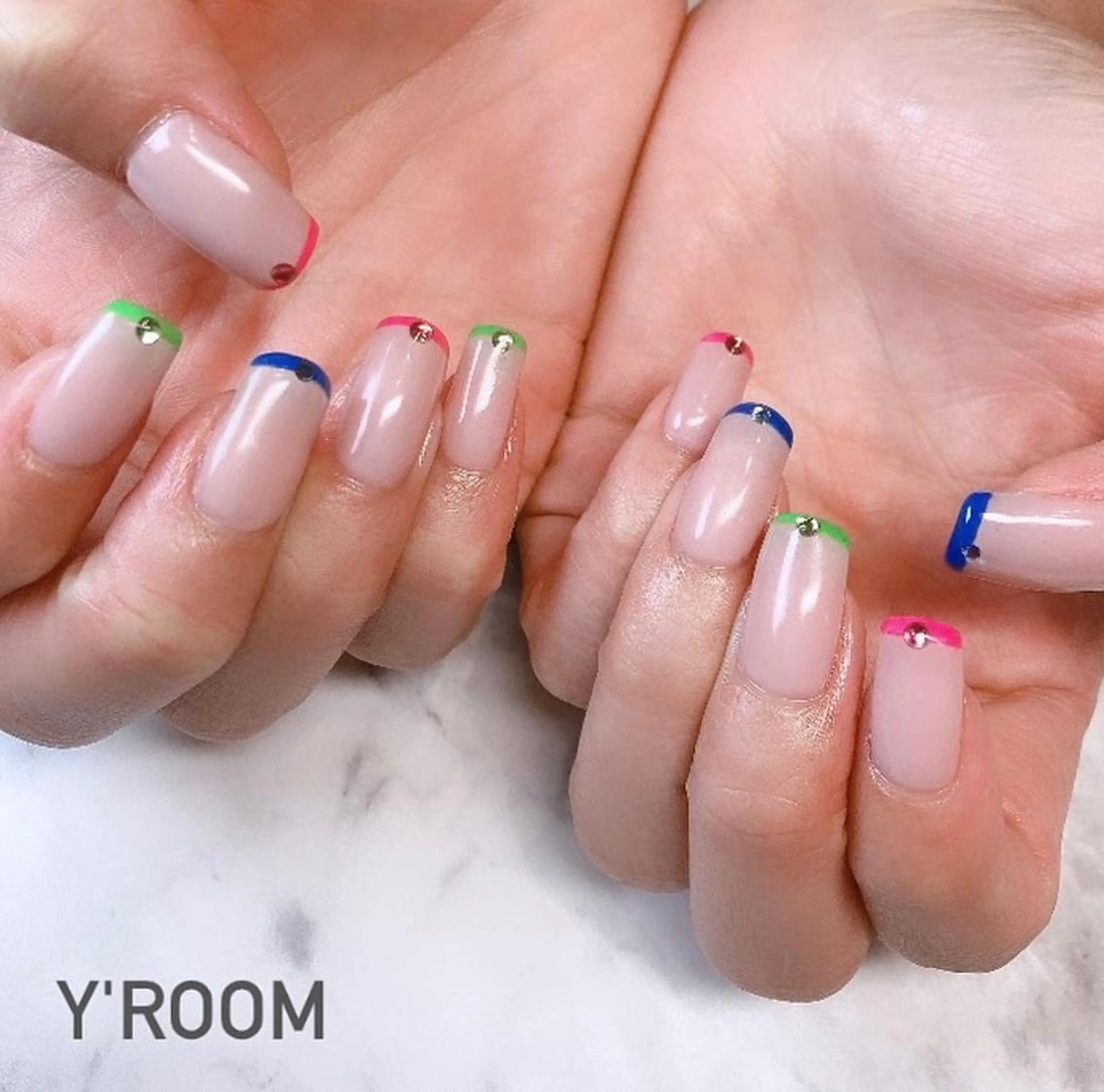 ネイル オーロラネイル フラッシュネイル フットネイル ジェルネイル 氷ネイル・うるうるネイル ハンドネイル YUKA （ネイリスト）のネイルデザイン