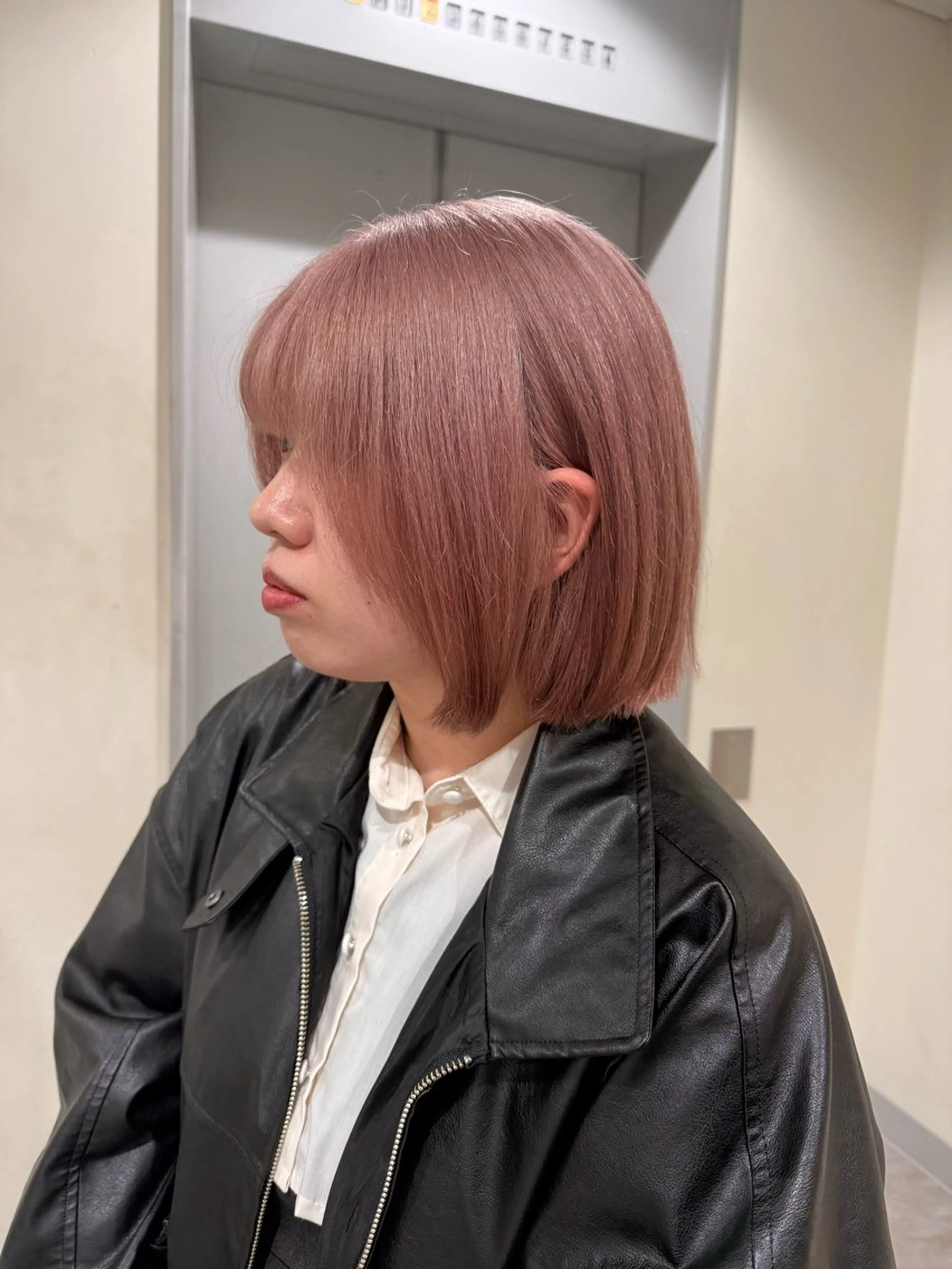 ミディアム カラー ベージュカラー ブリーチ ハイトーンカラー ピンクカラー ピンクベージュ カット ヘアカラー トリートメント ハイトーンレイヤー 顔まわりSOTAのヘアスタイル