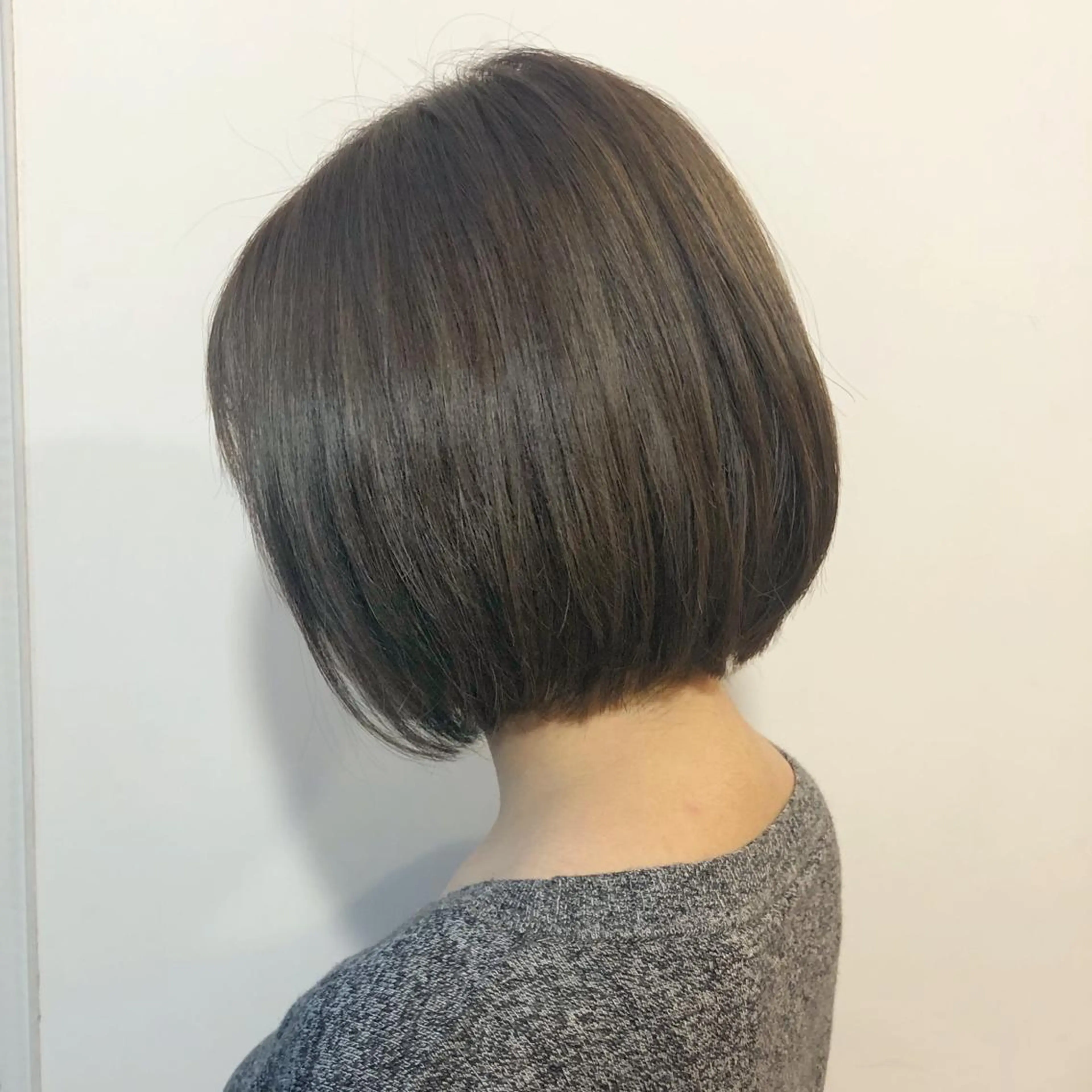 ショート カラー 透明感カラー グレージュ ボブ 中山 天地のヘアスタイル