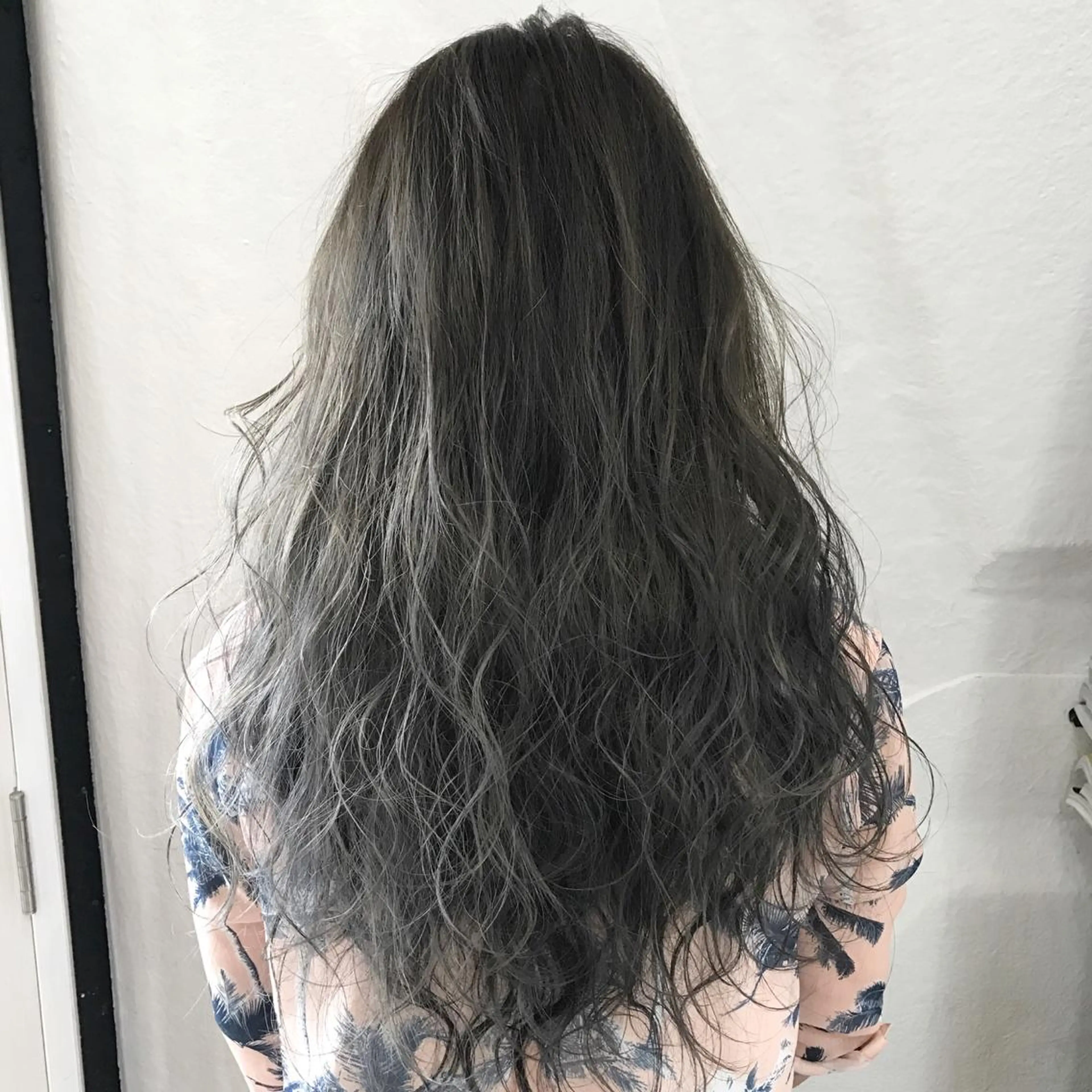 カラー ブリーチ ブルーカラー ブルーグレー 透明感カラー グラデーションカラー K-POP好き美容師 🇰🇷Kai.Yのヘアスタイル