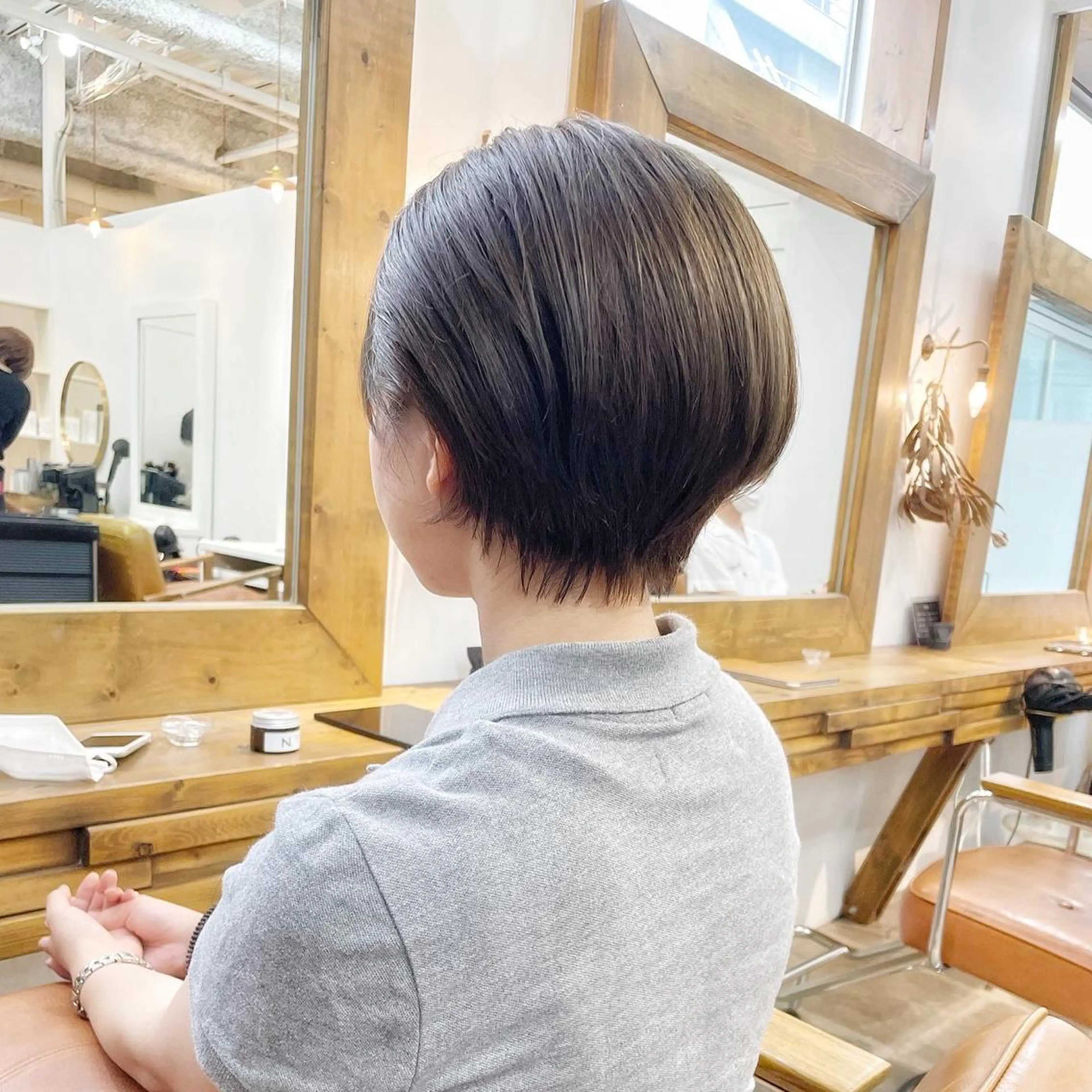 ショート カラー ショートレイヤー 丸みショート グラデーションカラー くびれヘア くせ毛 newline銀座所属・👑銀座ショート/ 絶壁補正/金子涼👑のヘアスタイル