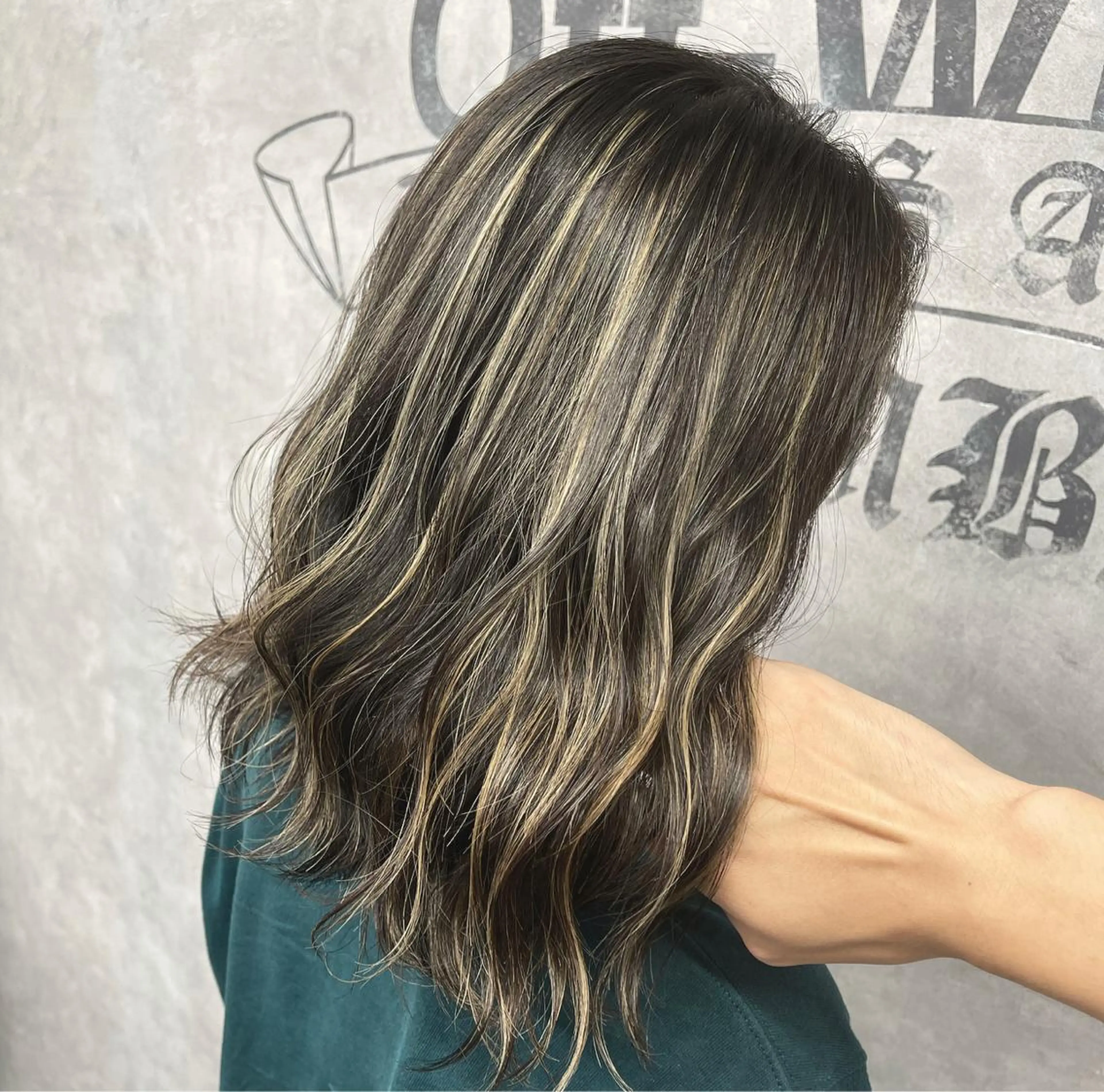 セミロング カラー ブリーチ ケアブリーチ ハイライトカラー イルミナカラー ハイライト 福西 洋斗のヘアスタイル