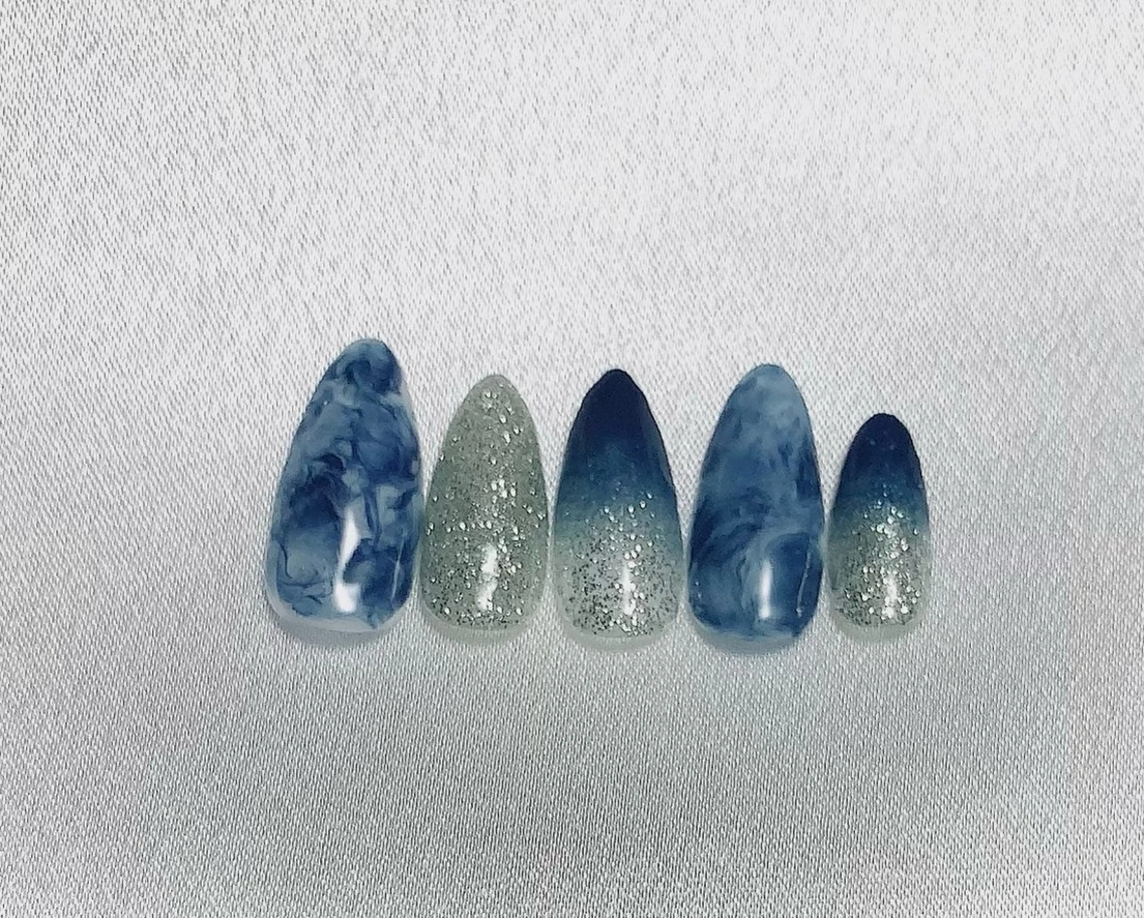 ネイル ブルー ラメ(グリッター) ニュアンスネイル シルバー ホワイト nail lumièreのネイルデザイン