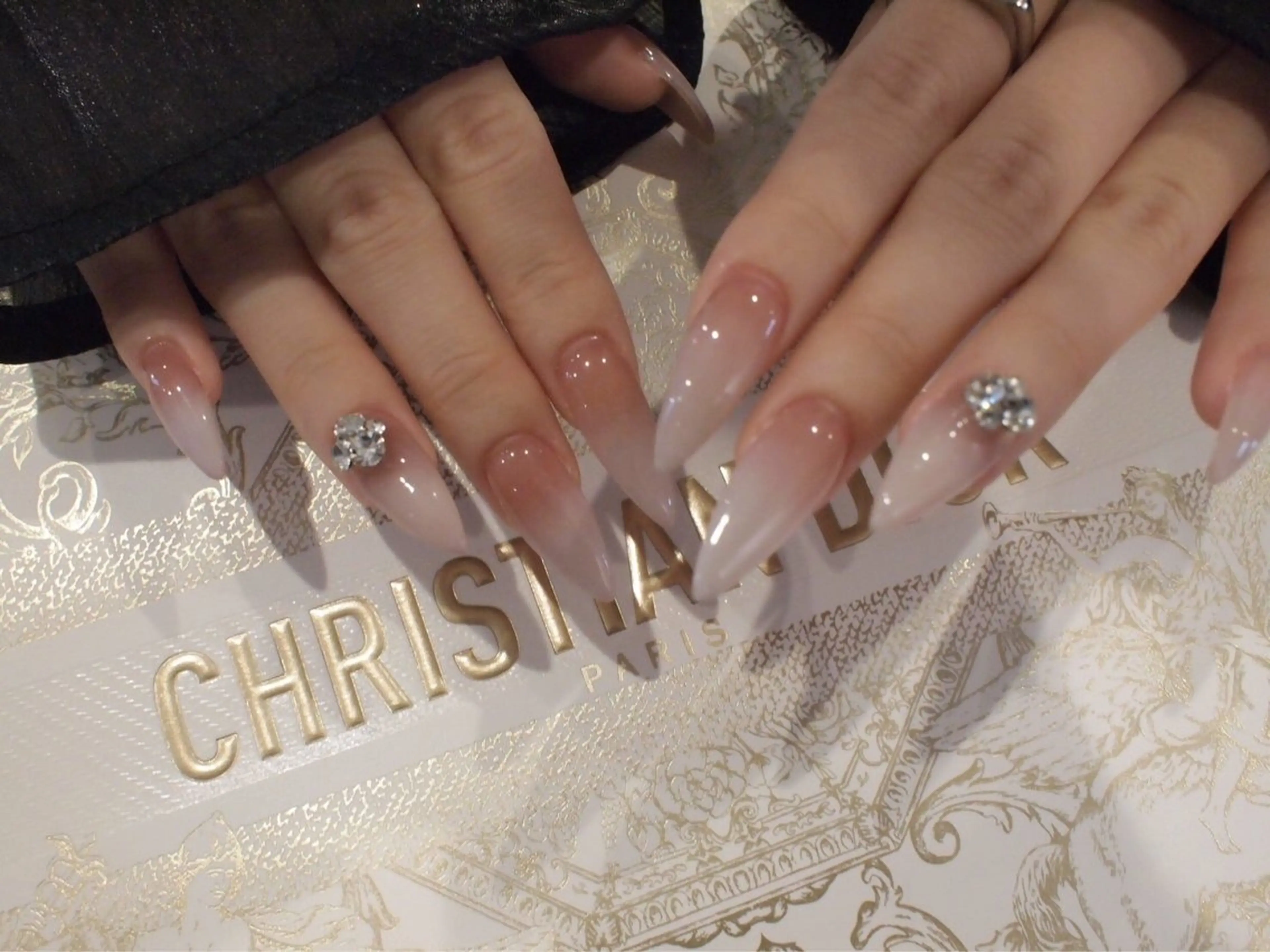 ネイル グラデーション ストーンネイル 【ＯＲＧＡＮ】 nailのネイルデザイン
