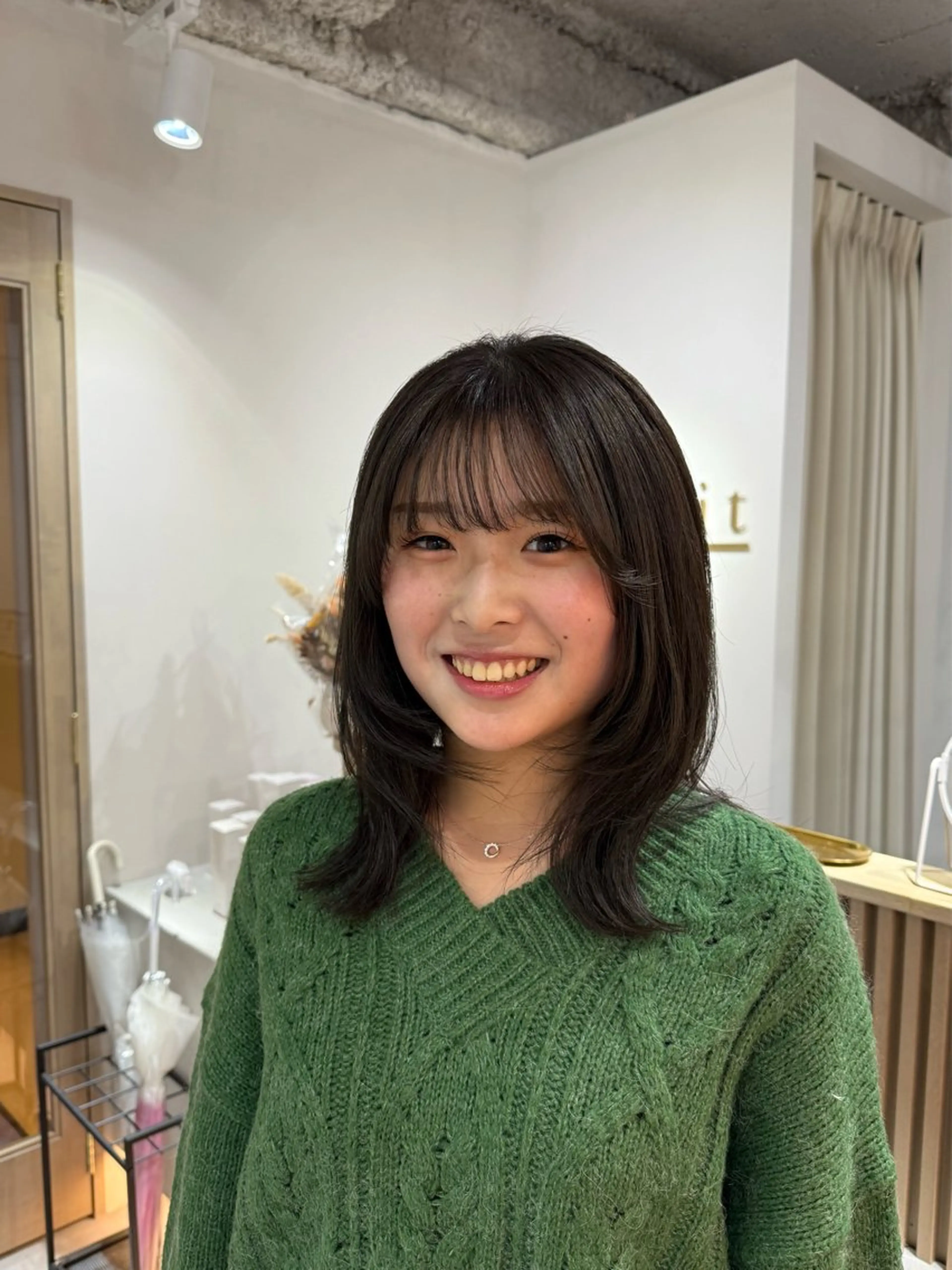 ミディアム レイヤーカット AYANA🫧酸性 縮毛/艶髪TR🫧のヘアスタイル