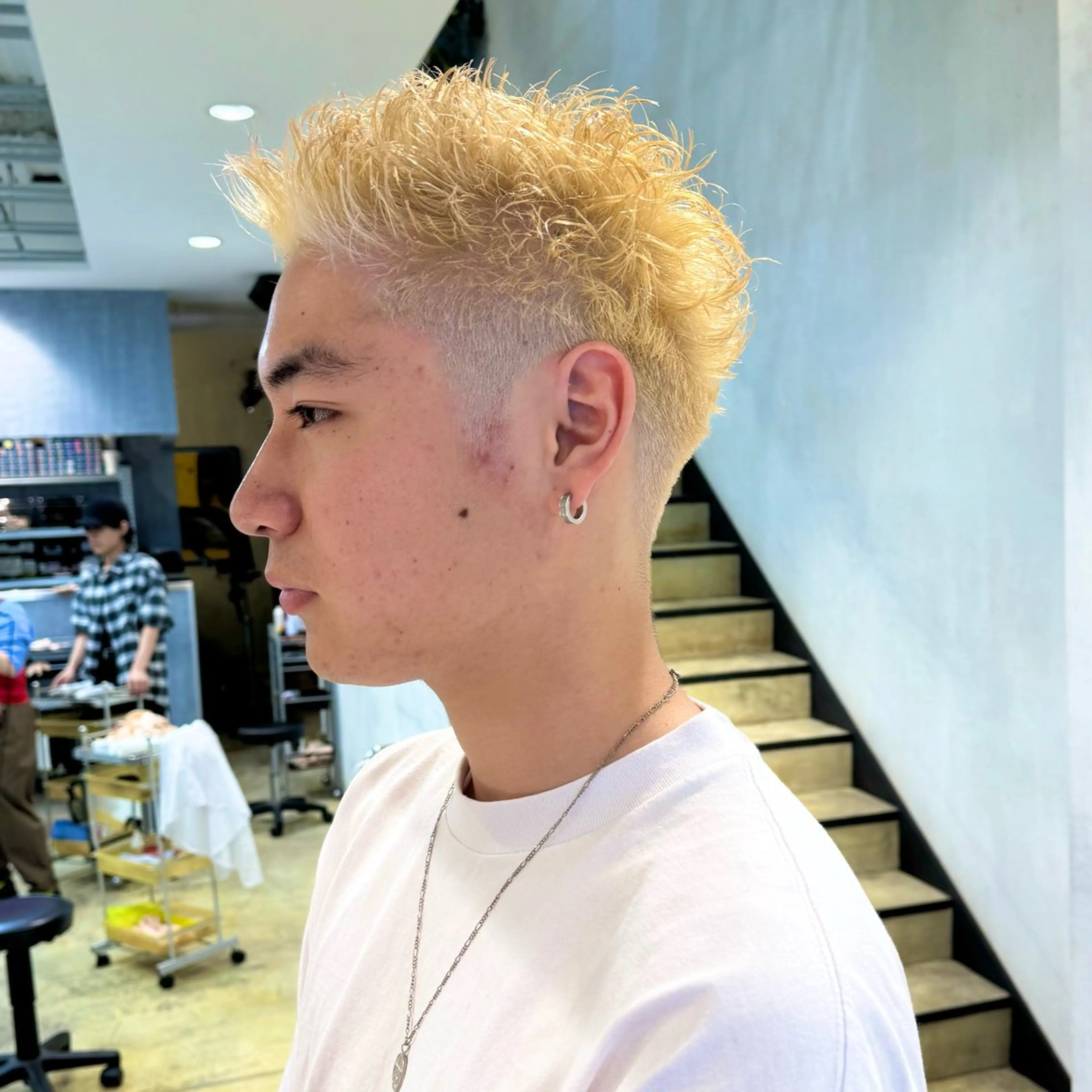 カラー メンズ メンズブリーチ メンズハイトーン スパイキーショート ブリーチ ブロンド カット ヘアカラー メンズパーマ/フェ ザーパーマ/古川晴輝のヘアスタイル