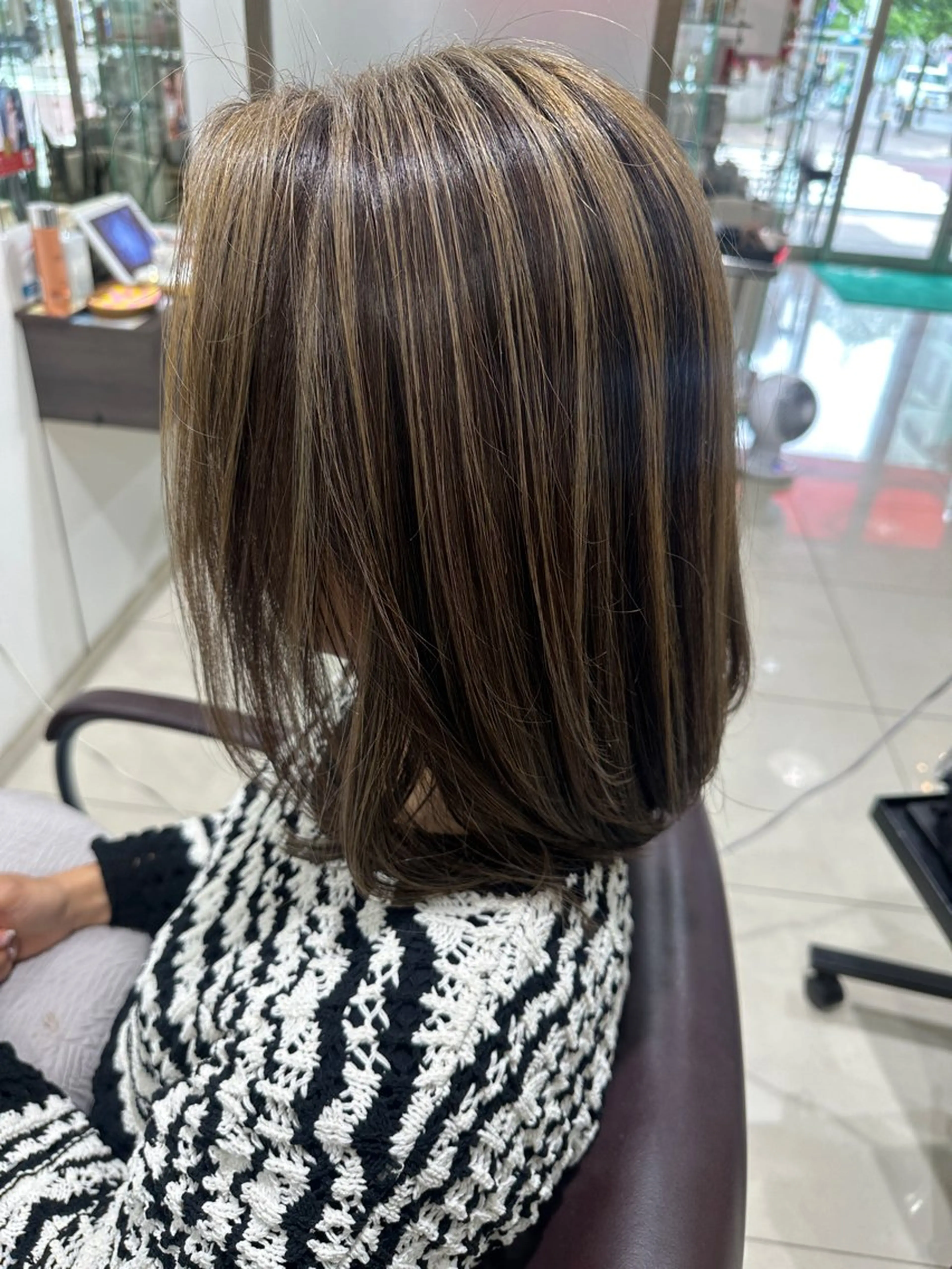 ミディアム ハイライト レイヤー 艶々カラーのヘアスタイル