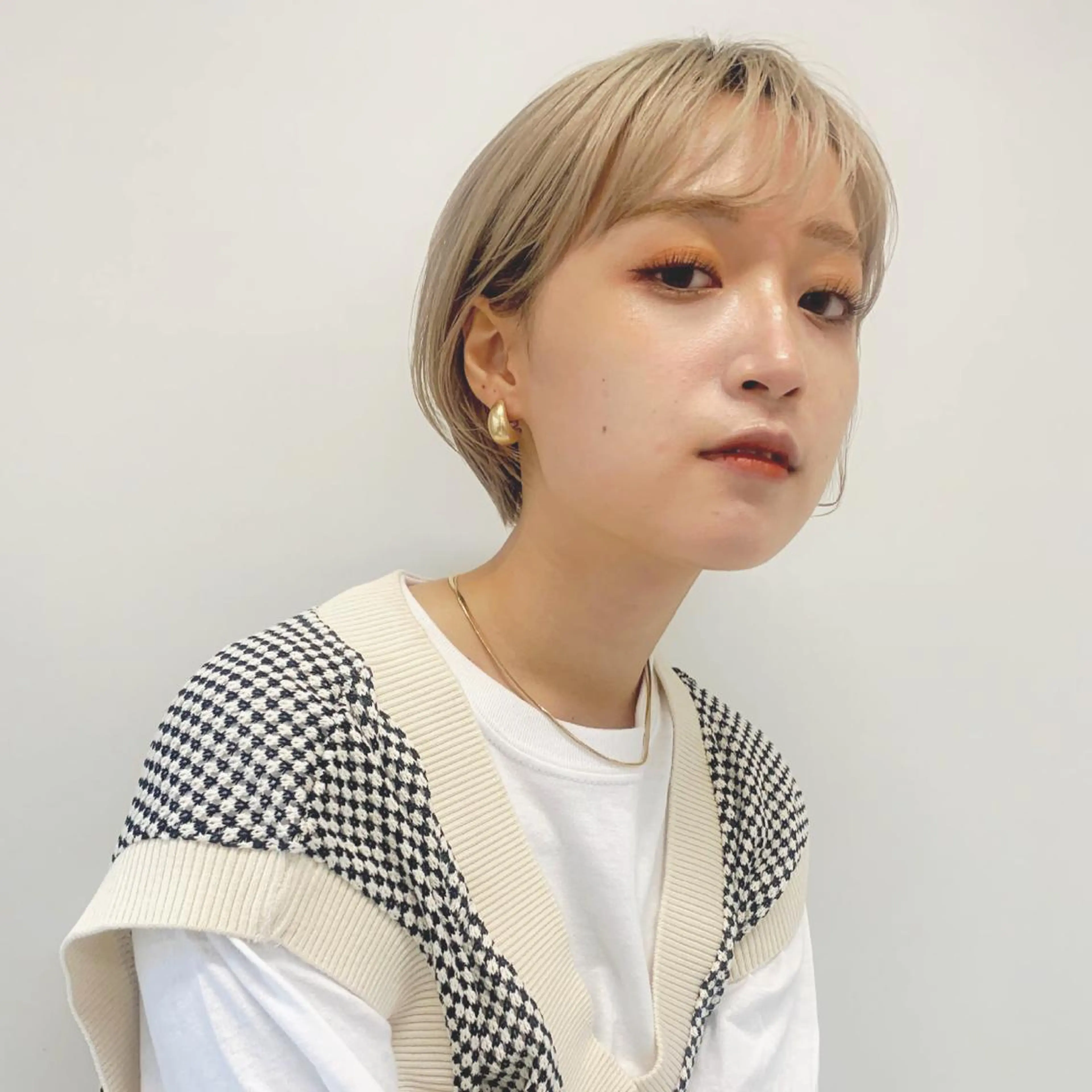 ショート カラー ベージュカラー ブリーチ ブロンド ケアブリーチ ダブルカラー ヘアカラー MARU パーマ/レイヤーのヘアスタイル