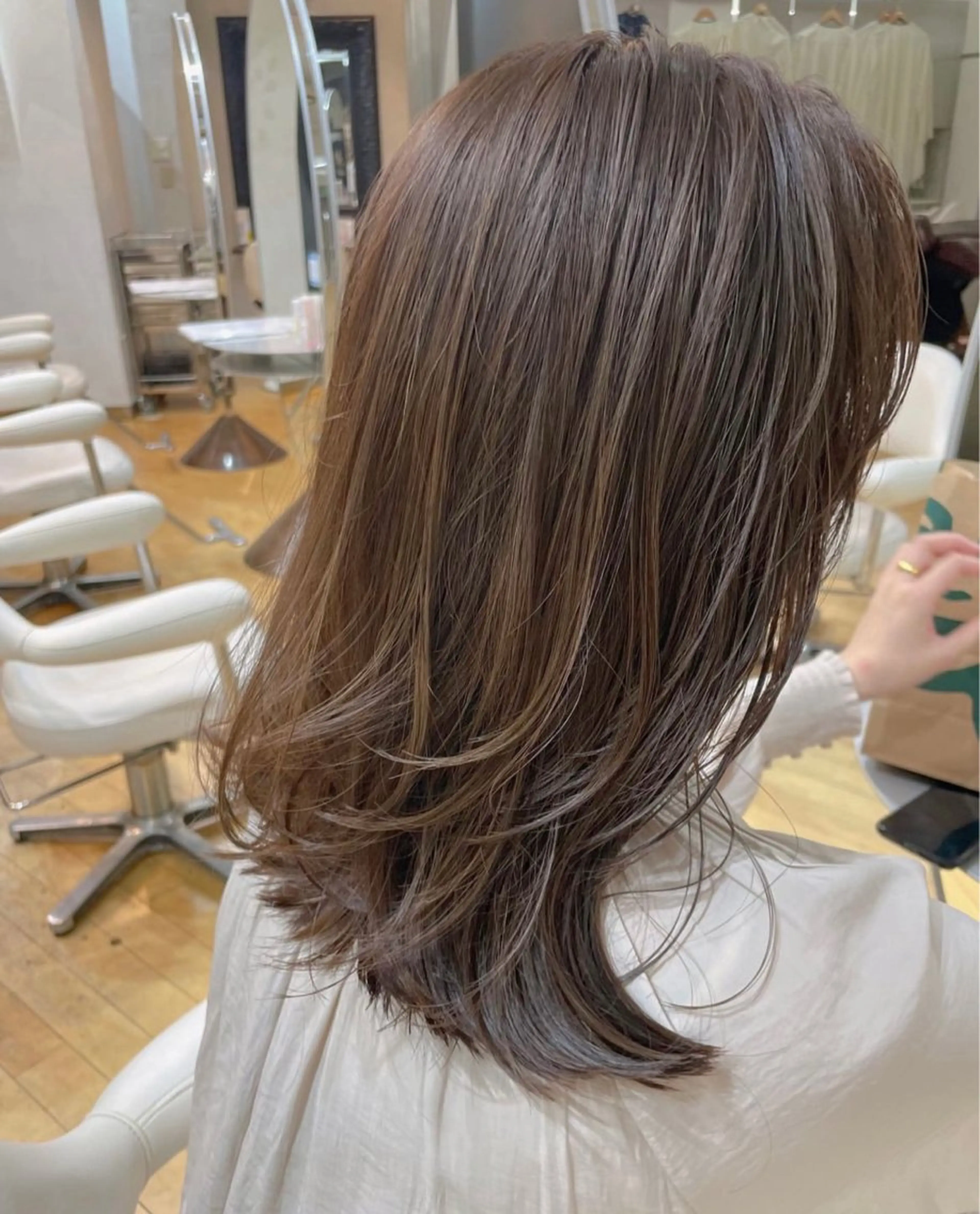 ミディアム カラー ミディアムレイヤー レイヤーカット 青木 あおいのヘアスタイル