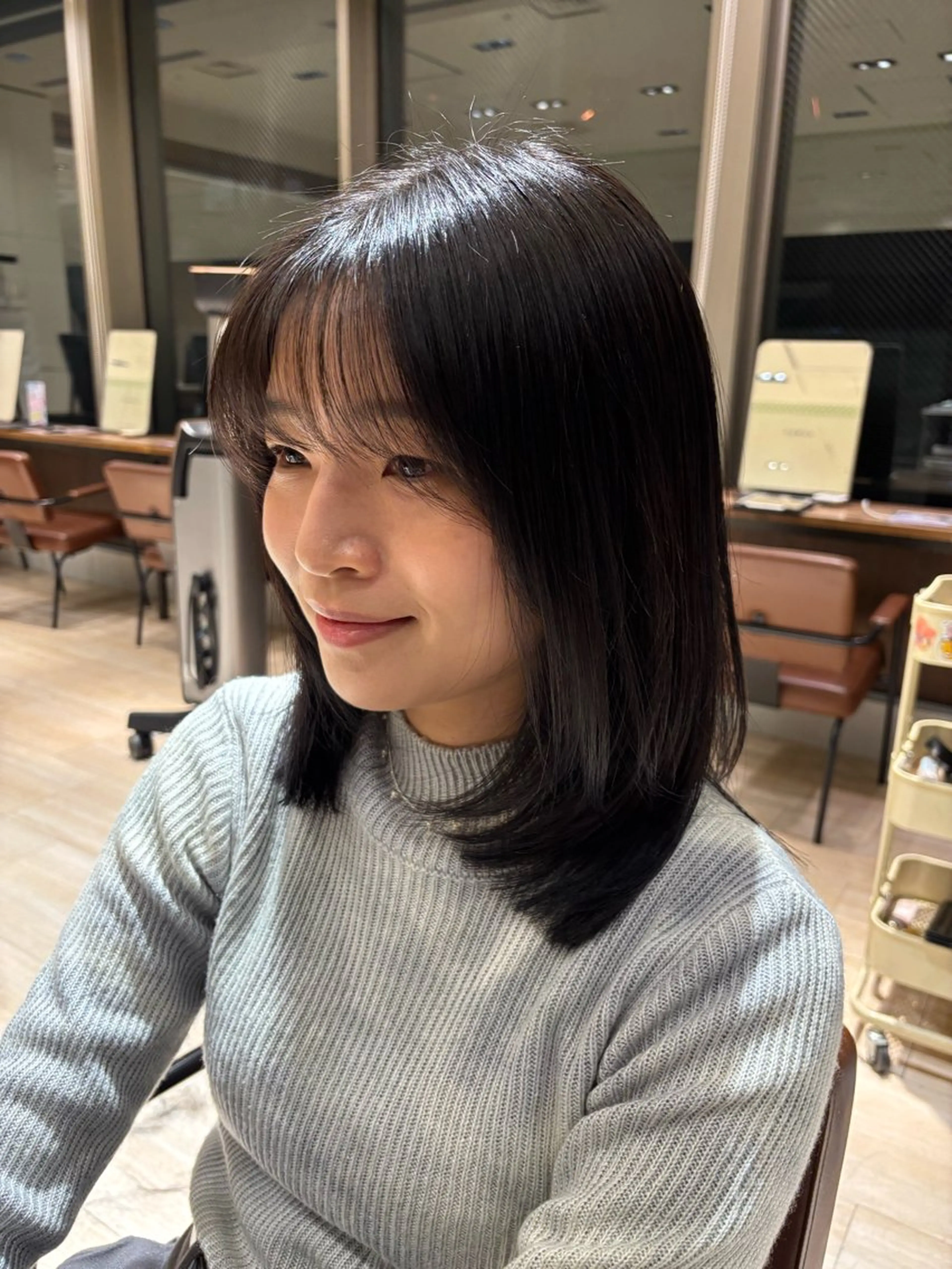 ミディアム カラー アッシュ 顔周りカット 穂積 未優のヘアスタイル