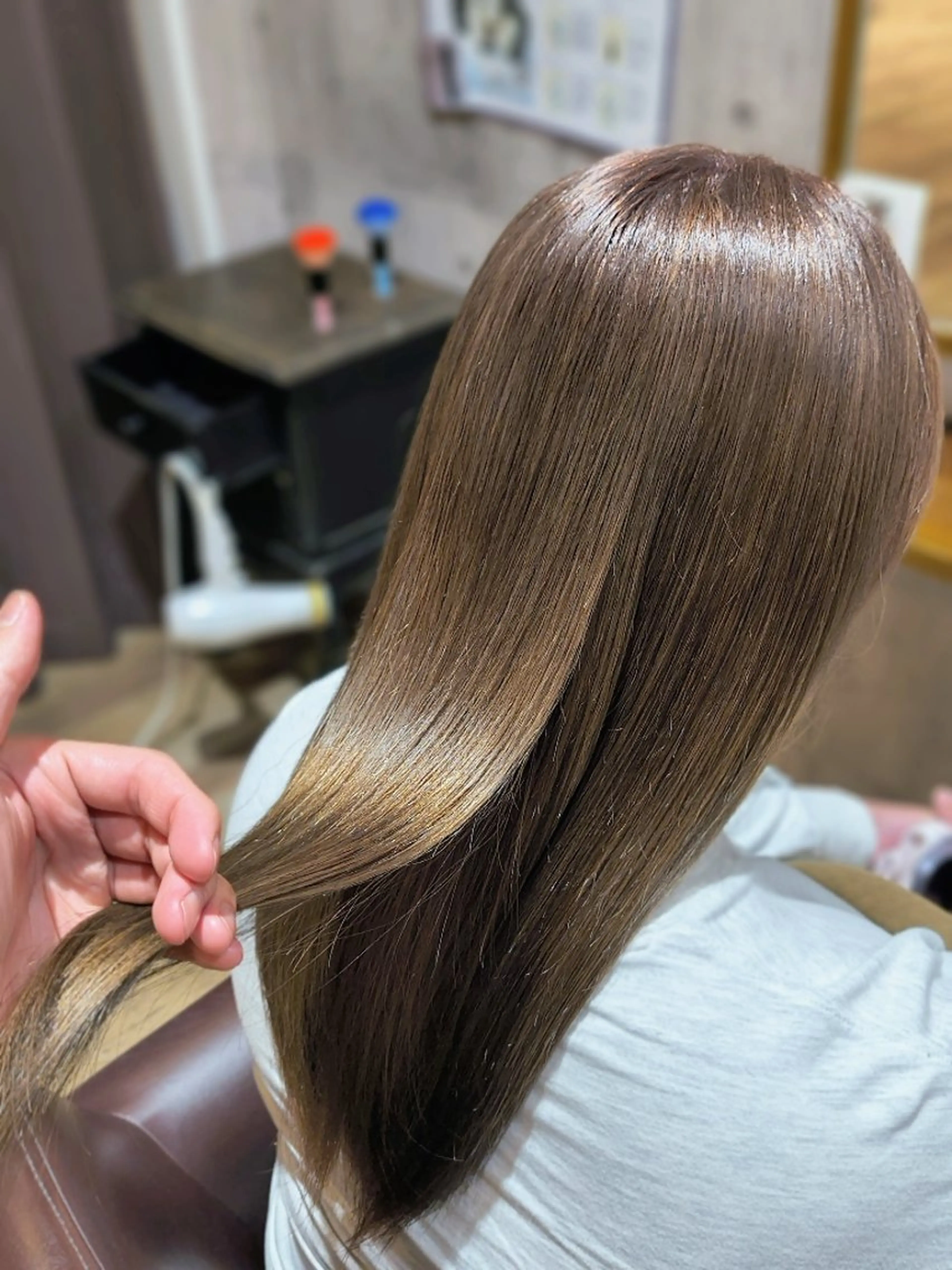 カラー ベージュカラー ブリーチ 透明感カラー ミルクティーベージュ 吉岡 天星のヘアスタイル