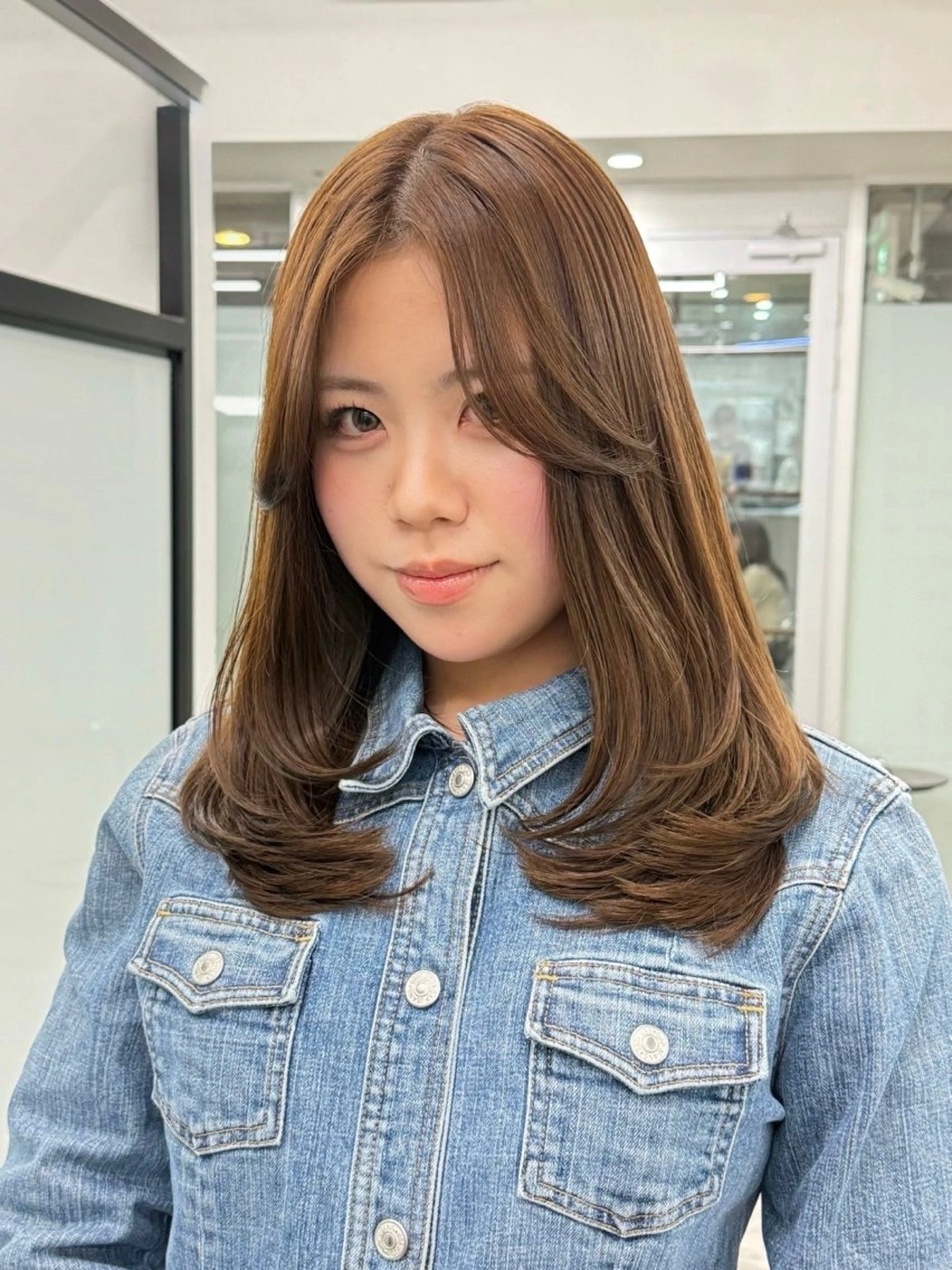 セミロング カラー ベージュカラー ブリーチ ヘーゼル ブリーチなしカラー カット ヘアカラー azumi/ボブ/暖 色/オリーブ/縮毛のヘアスタイル