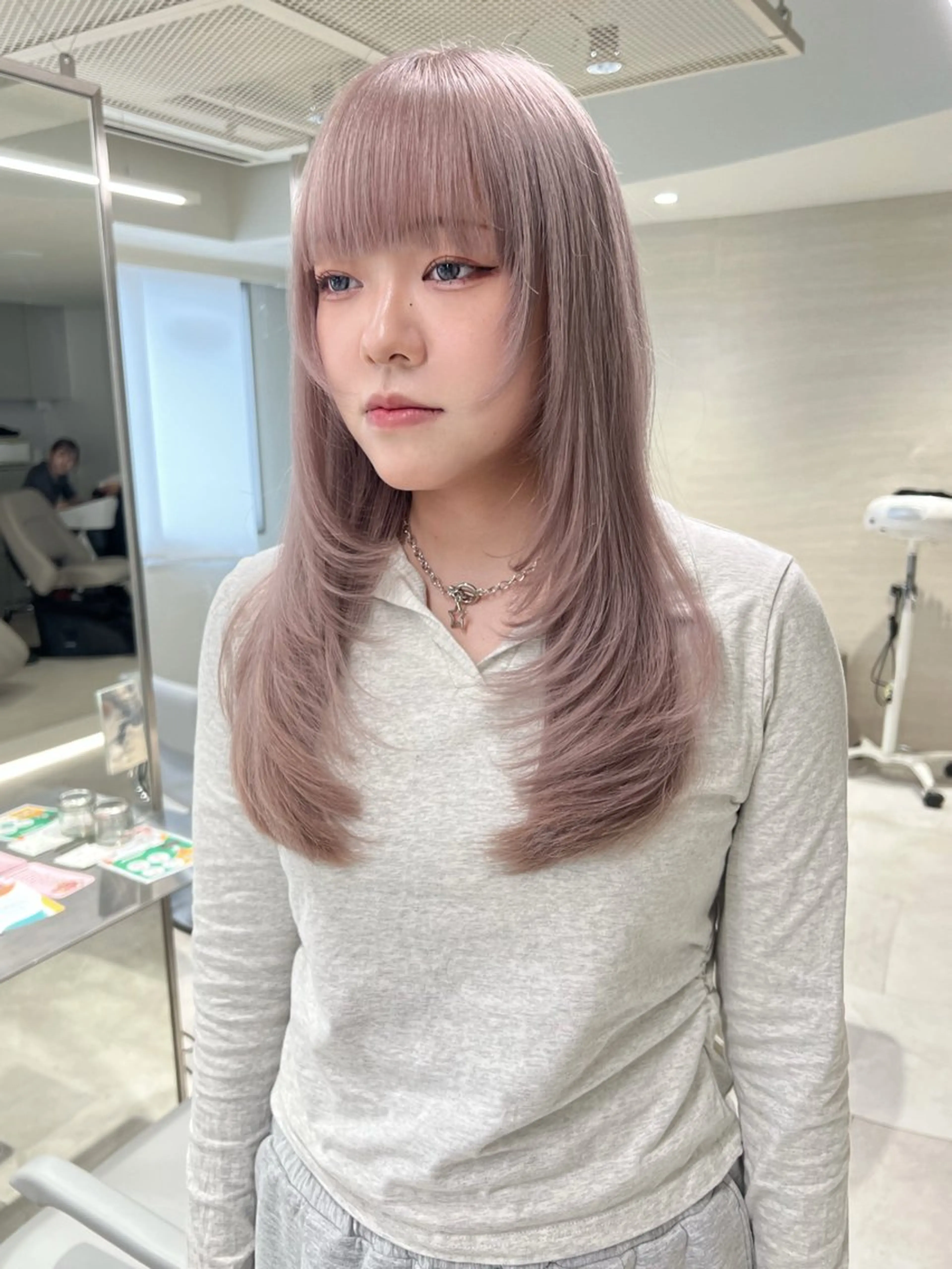 セミロング カラー ベージュカラー ブリーチ 顔まわりレイヤー レイヤーカット カット ヘアカラー RIN🪐 ウルフ／ハイトーンのヘアスタイル