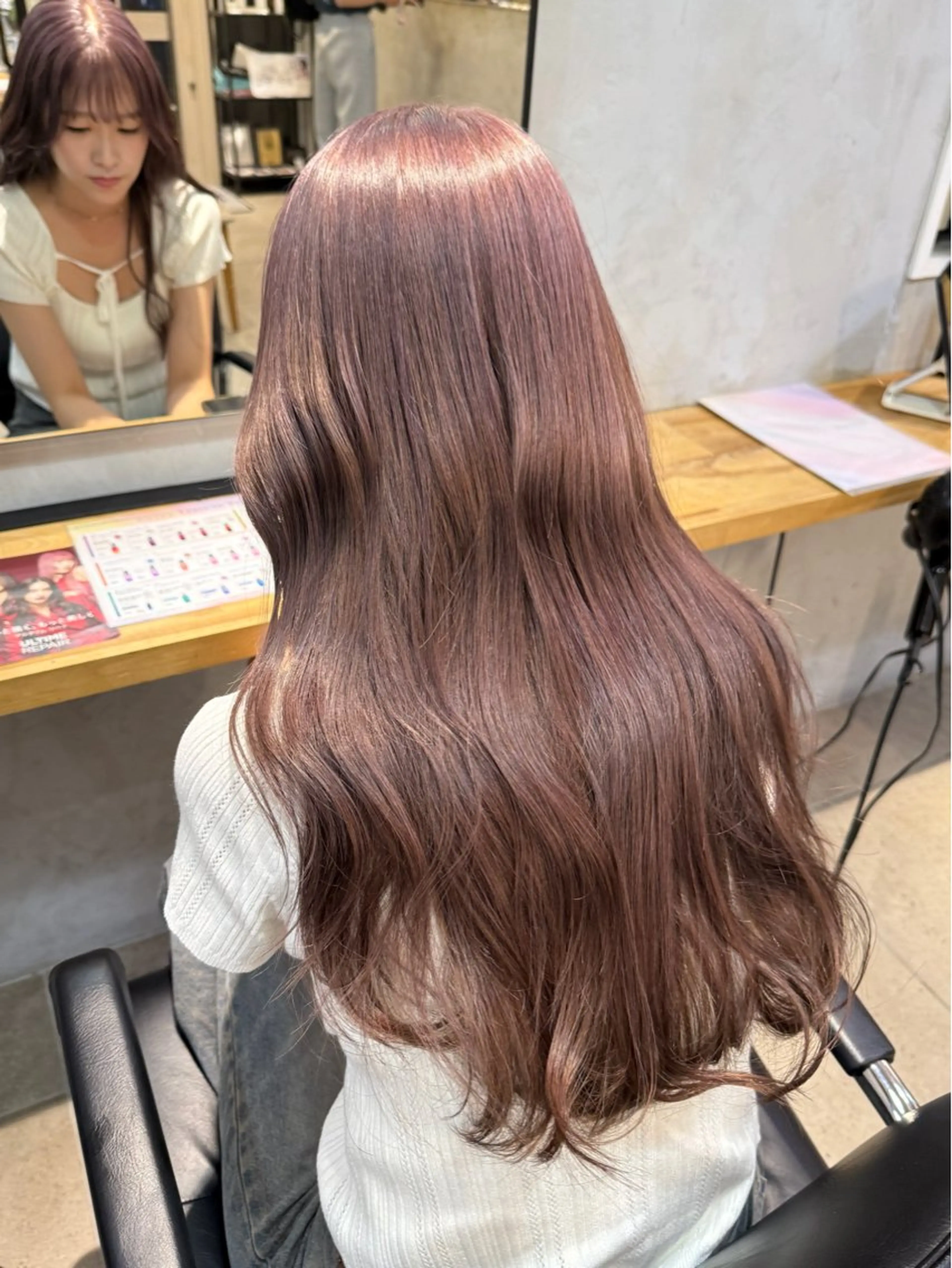 ロング カラー ミルクティー× グレージュMOMOのヘアスタイル
