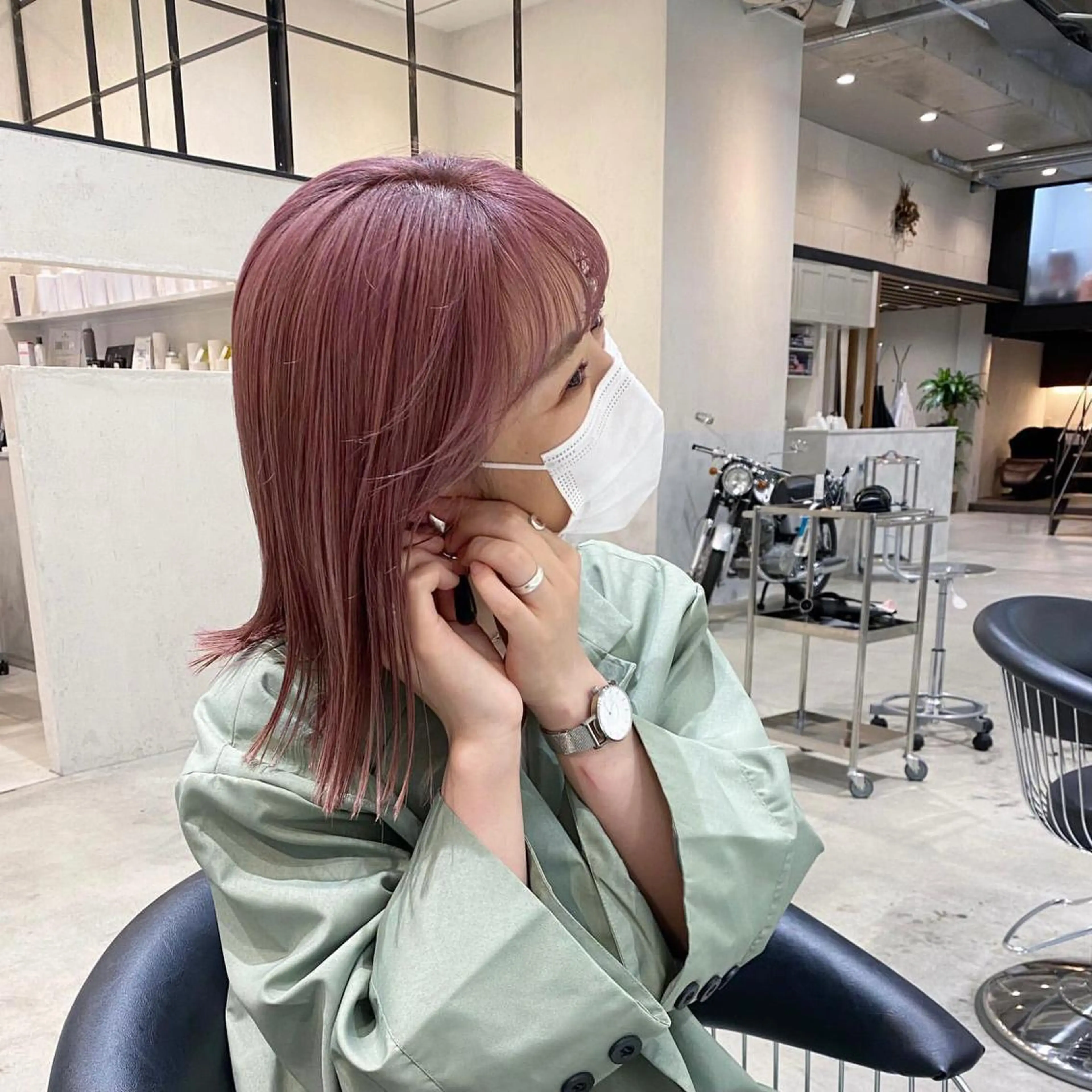 セミロング カラー ブリーチ トリートメント DEAN 名駅店 大人レイヤーカットのヘアスタイル