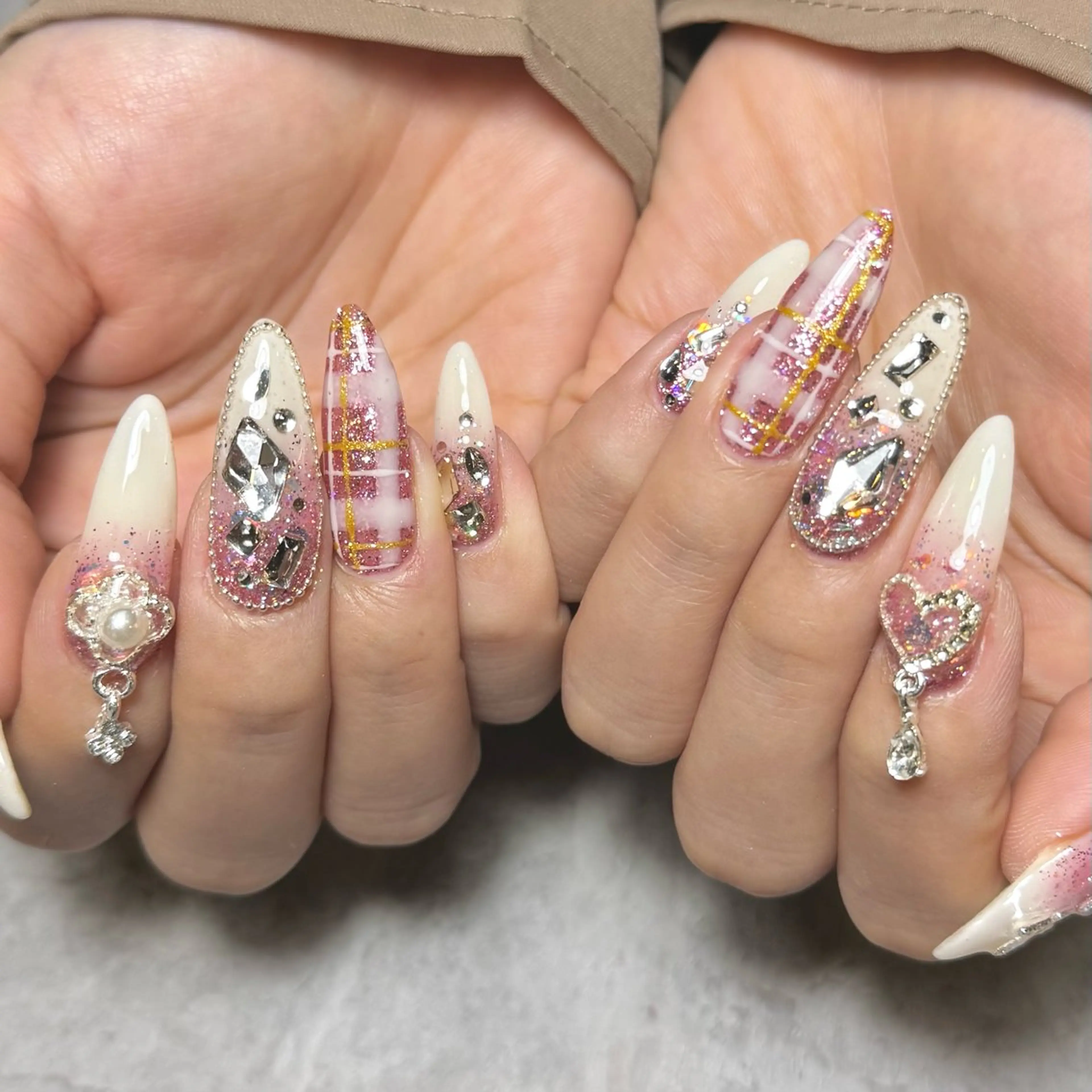 ネイル フレンチネイル ガーリー キラキラネイル ピンク バレンタイン ハンドネイル lillion karenのネイルデザイン